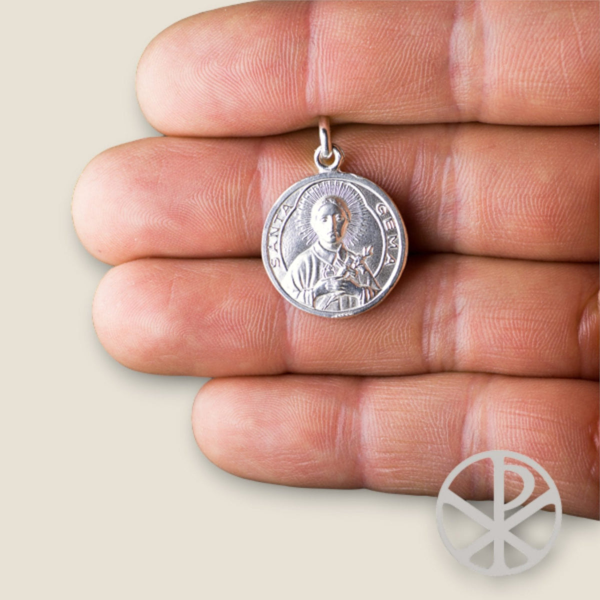 Medalla de Santa Gema Galgani en plata - sobre una mano