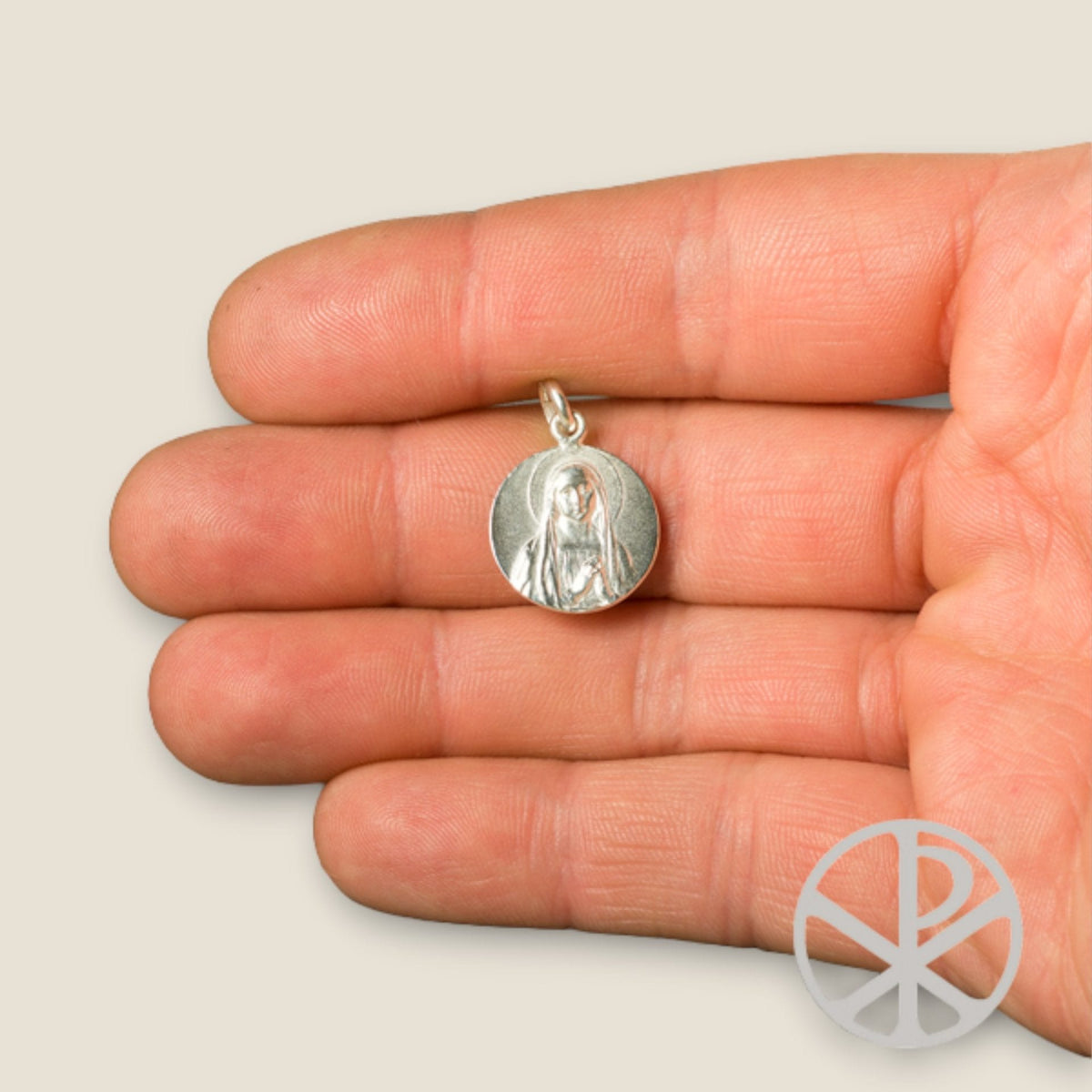 Medalla de la Virgen María Orando en plata - sobre una mano