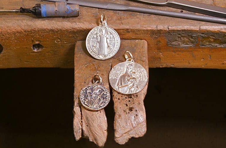 Descubre los beneficios de usar medallas religiosas