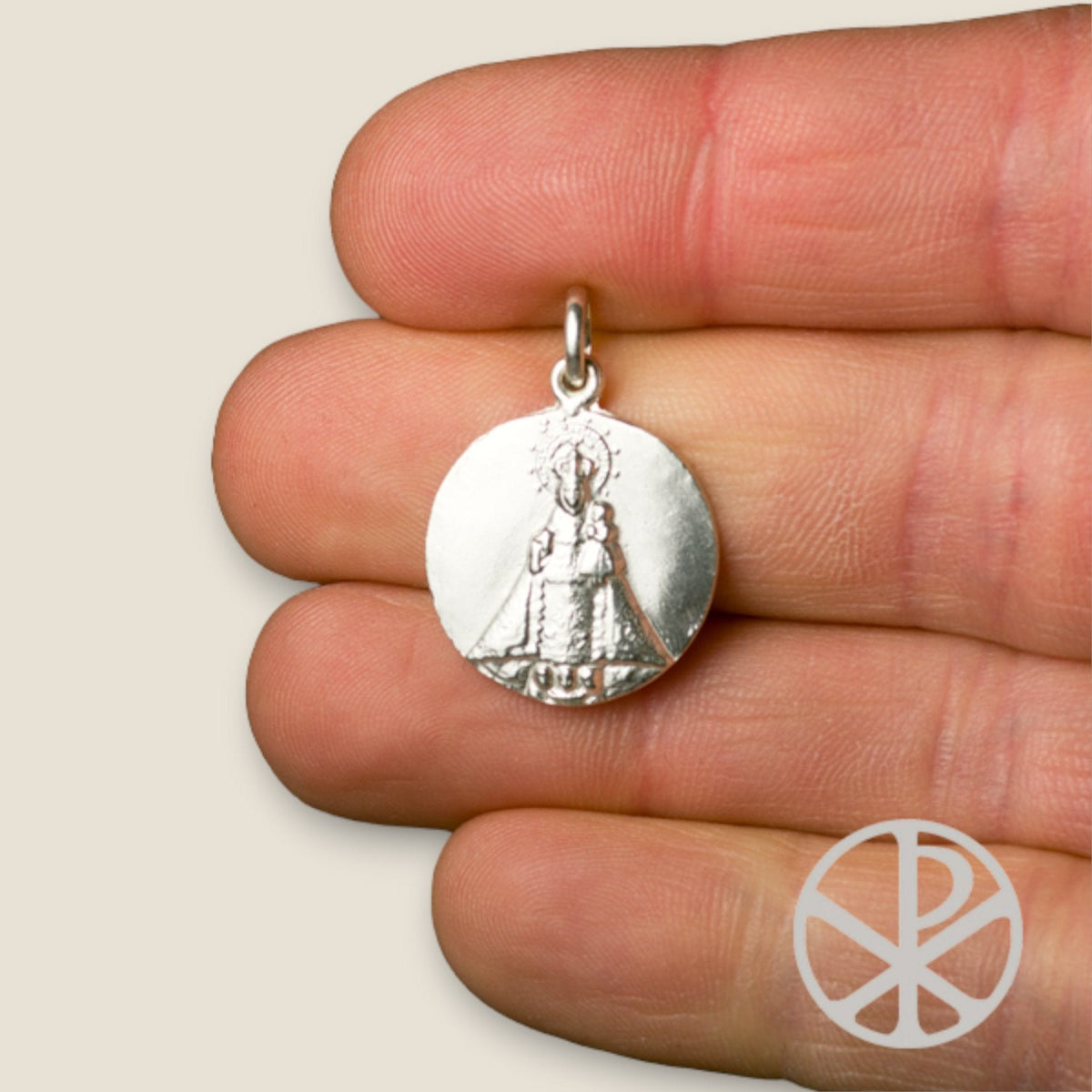 Medalla de Nuestra Señora de Covadonga en plata - tamaño mediano sobre una mano