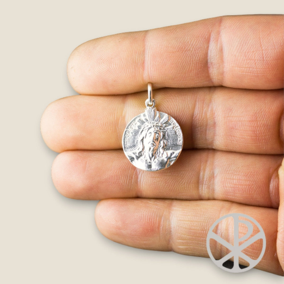 Medalla de Cristo de Limpias en plata - sobre una mano