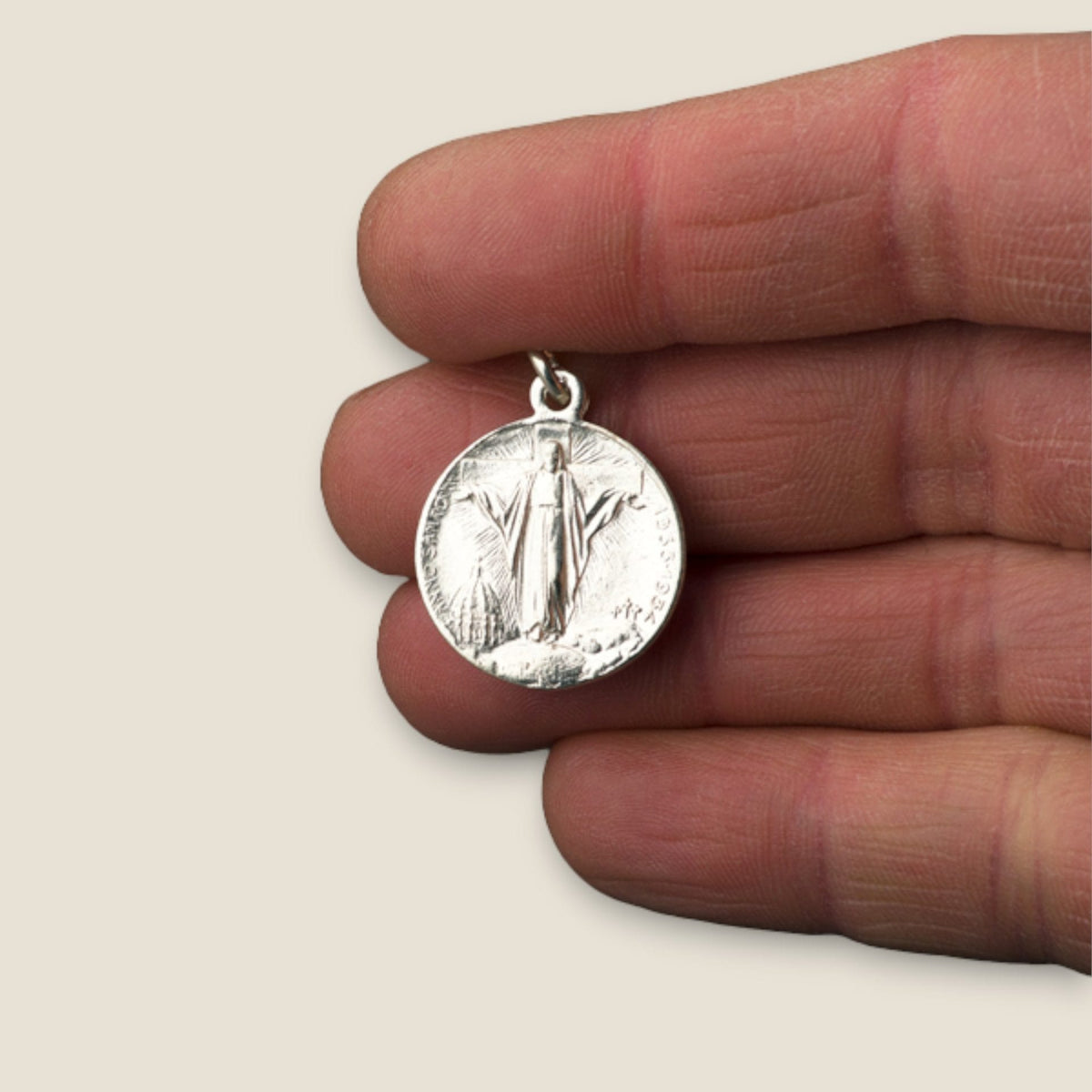 Medalla de Jesús y Papa Pío XI en plata - sobre una mano