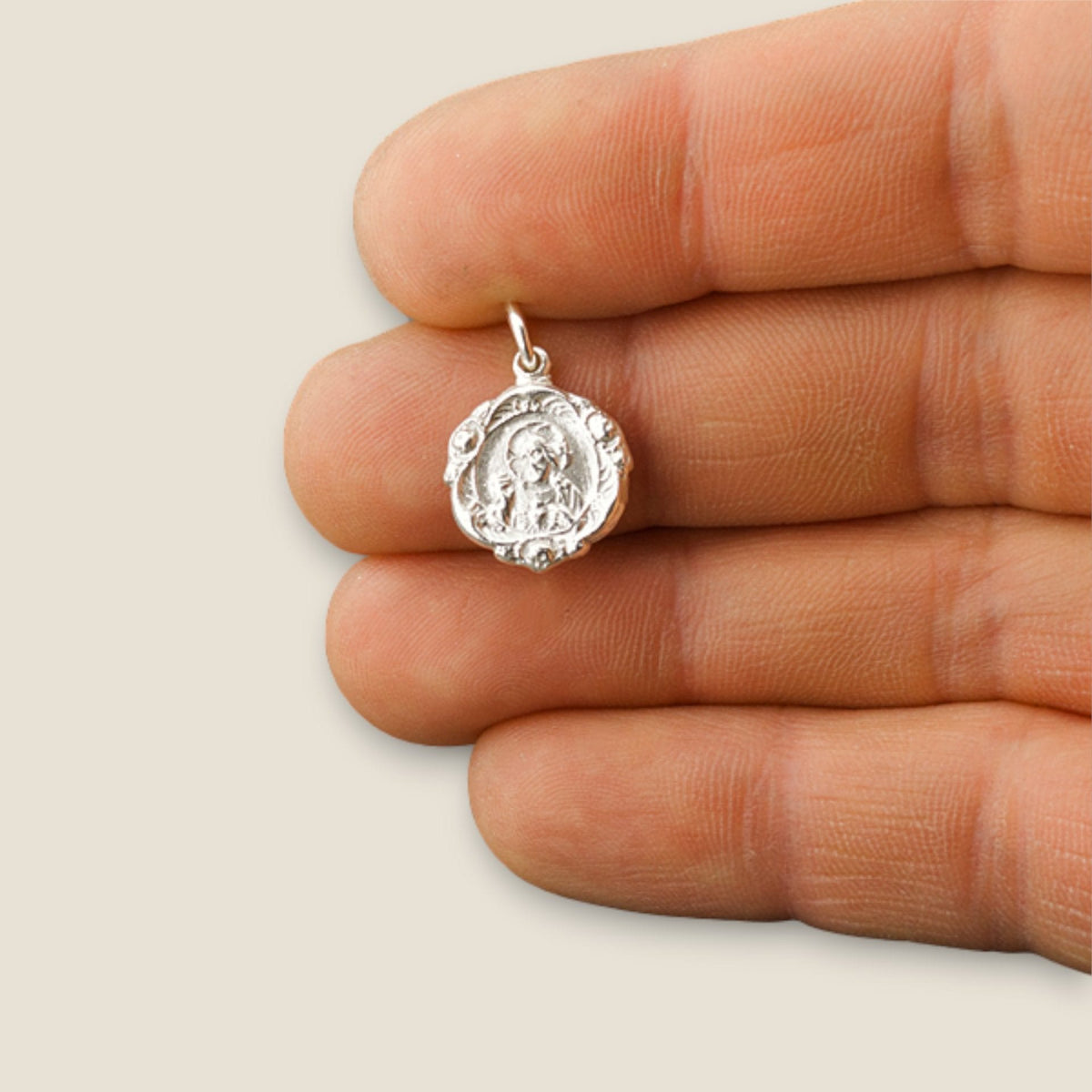 Medalla Escapulario en plata - tamaño pequeño sobre una mano