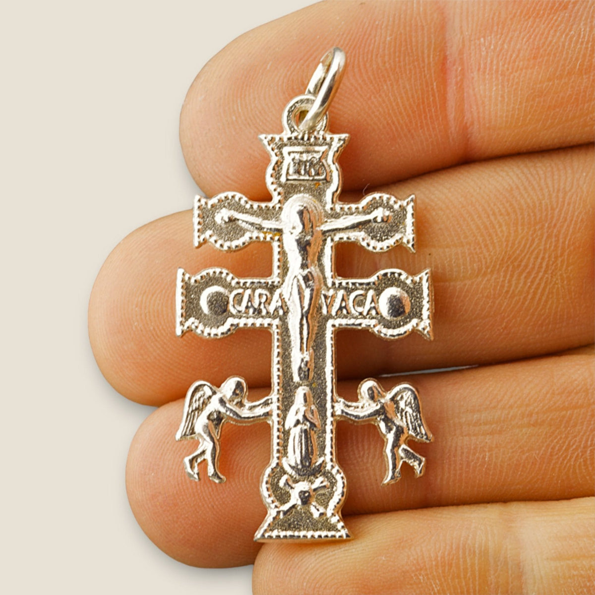 Cruz de Caravaca en plata - sobre una mano