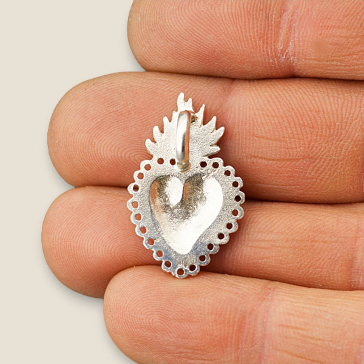 Medalla del Corazón Detente en plata - sobre una mano detalle