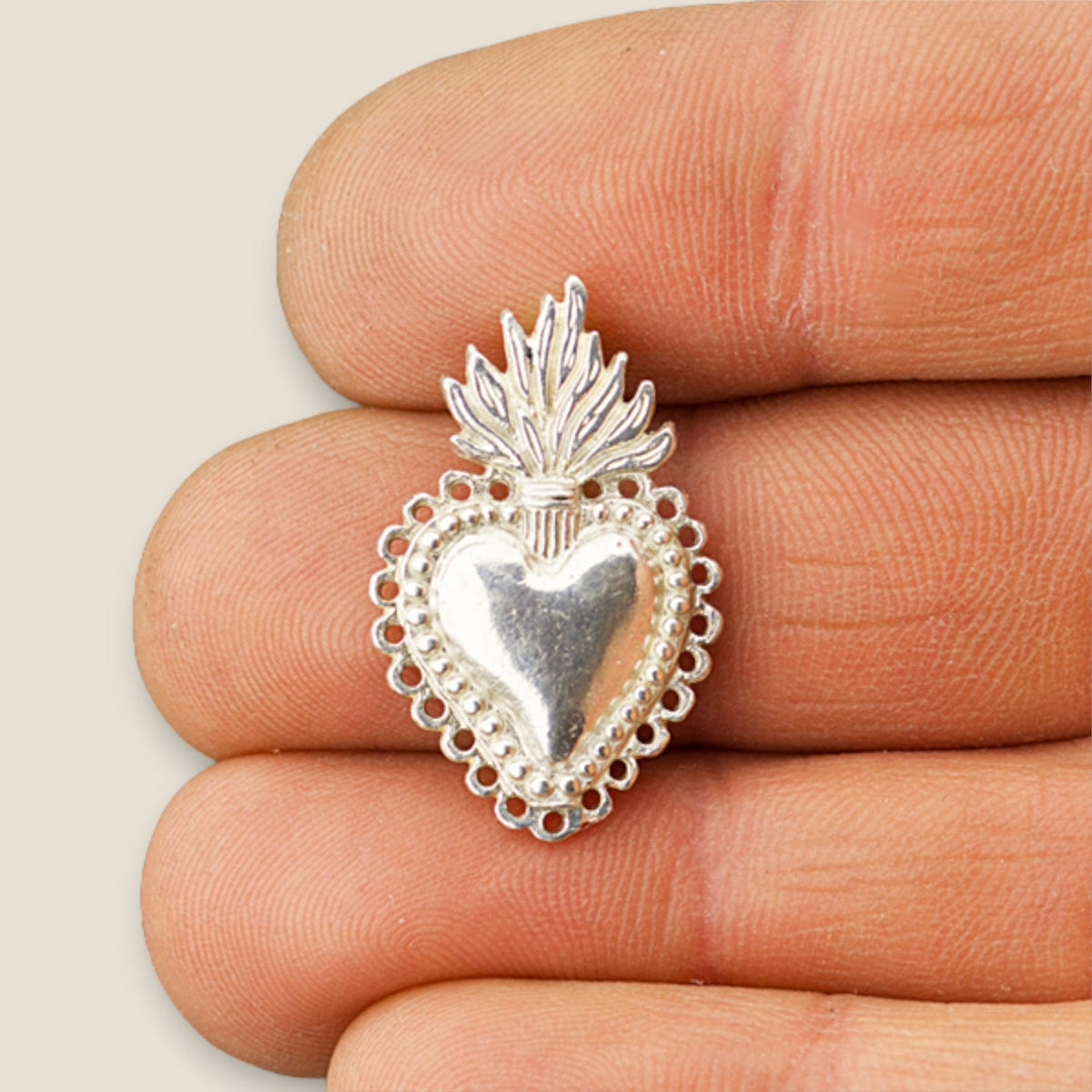 Medalla del Corazón Detente en plata - sobre una mano