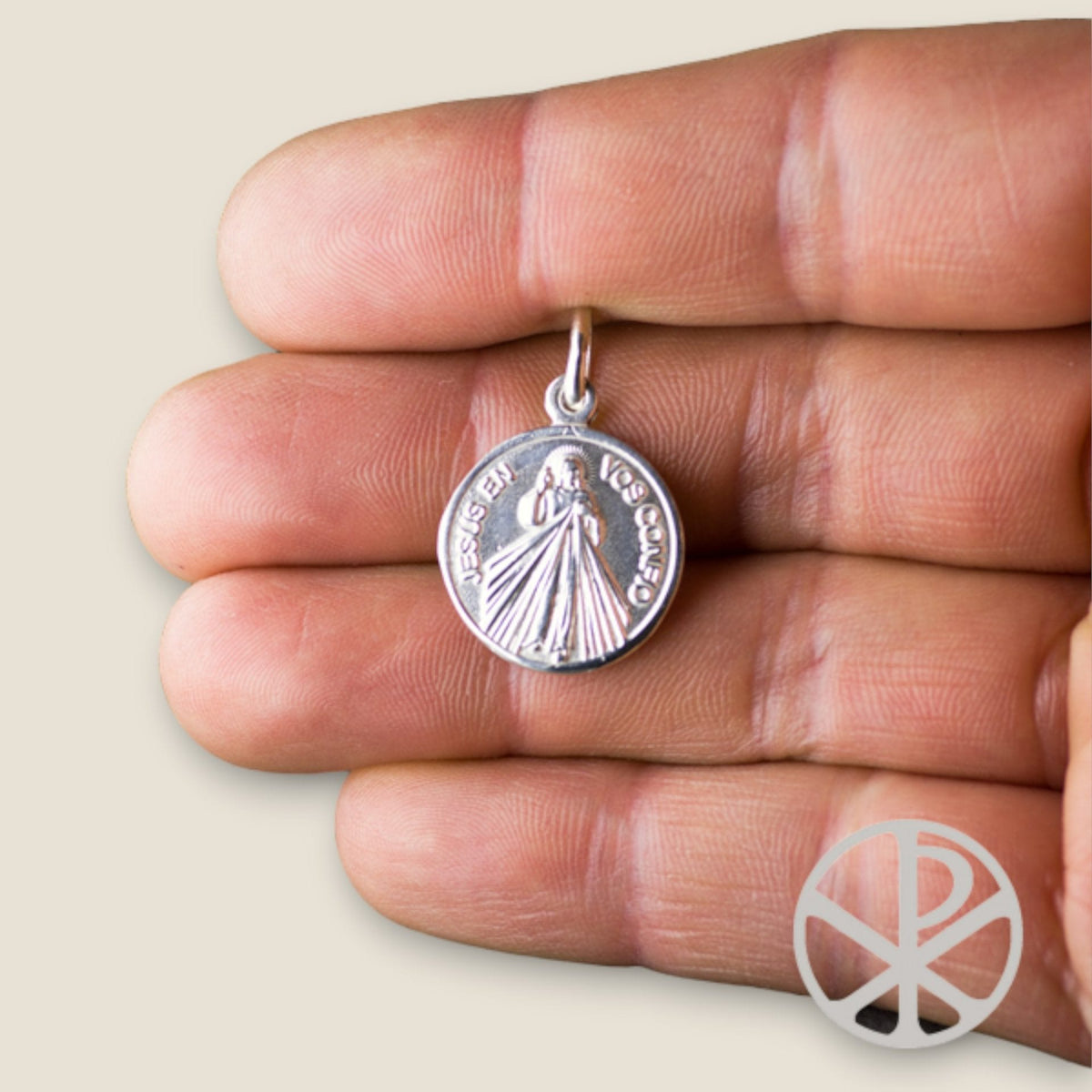 Medalla de la Divina Misericordia en plata - sobre una mano