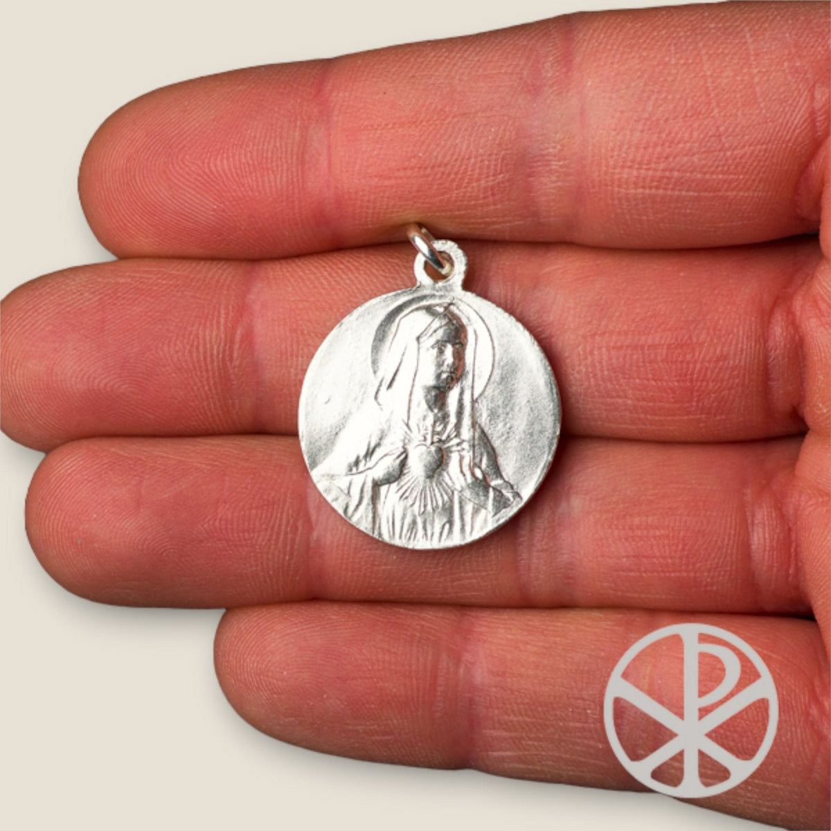 Medalla Escapulario Sagrados Corazones en plata - sobre una mano