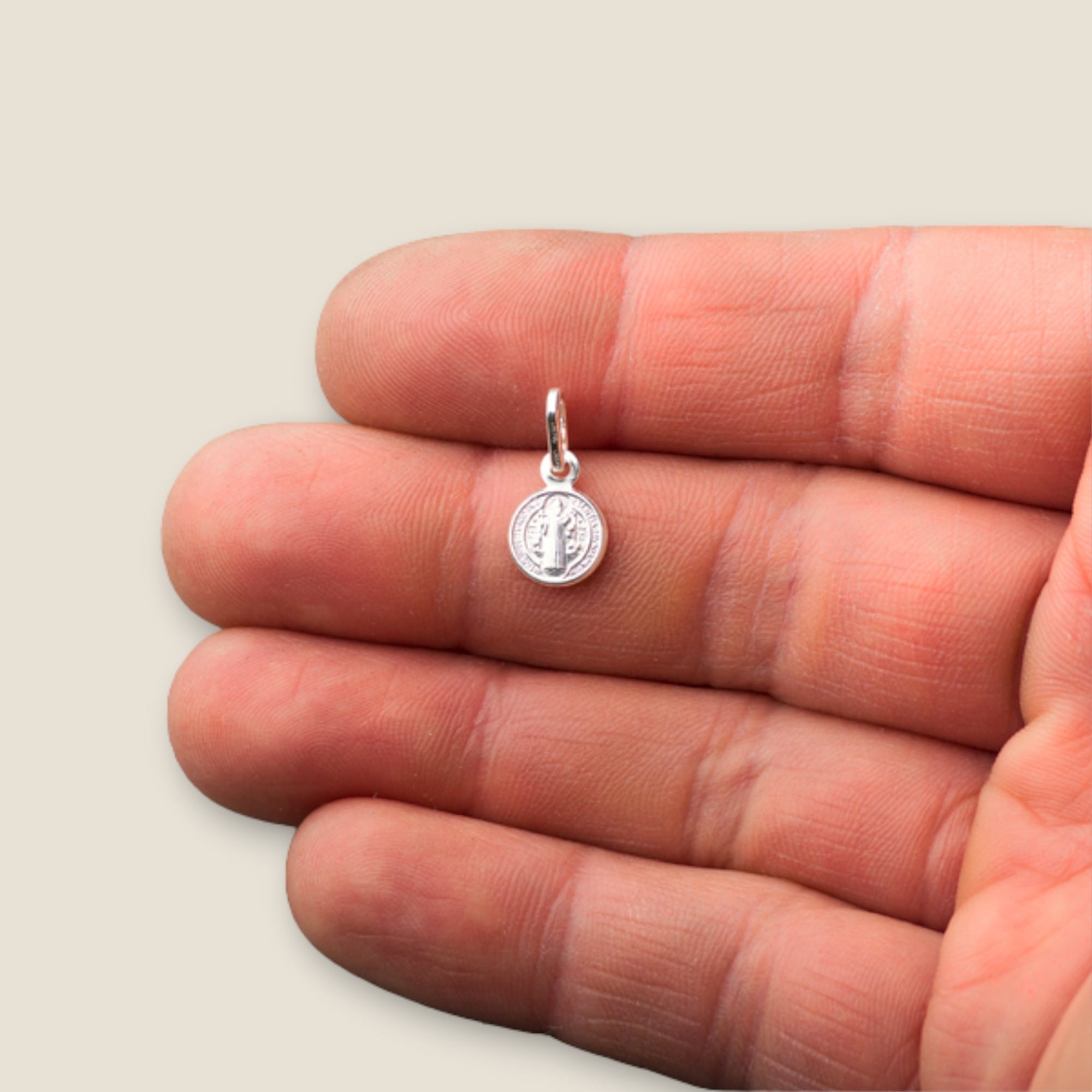 Medalla-San-Benito-Plata-8mm-mano