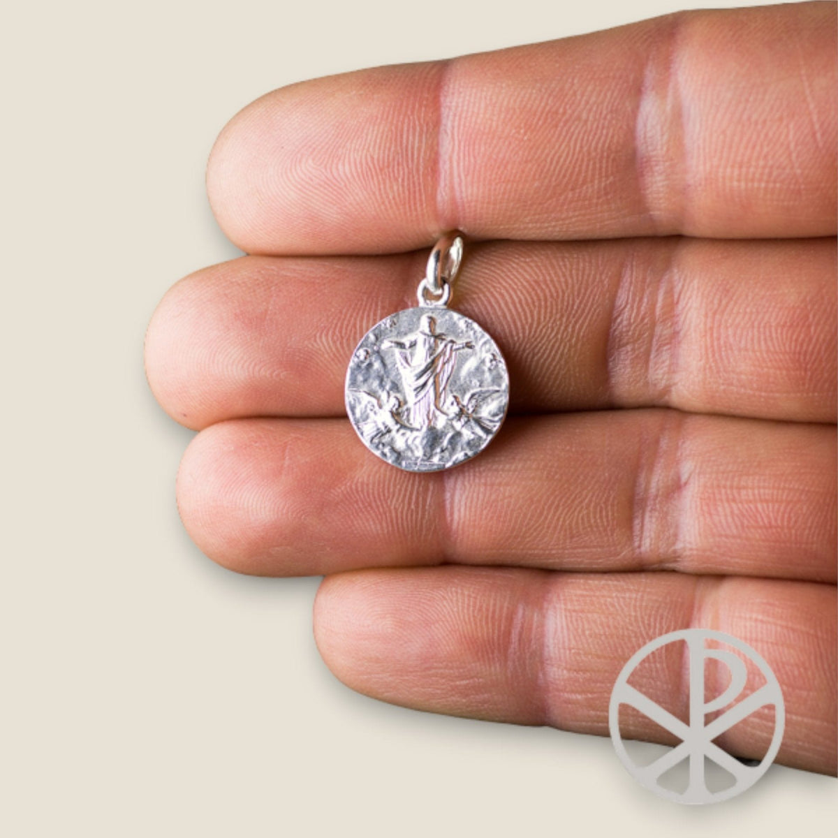 Medalla de la Virgen de la Asunción en plata - sobre una mano