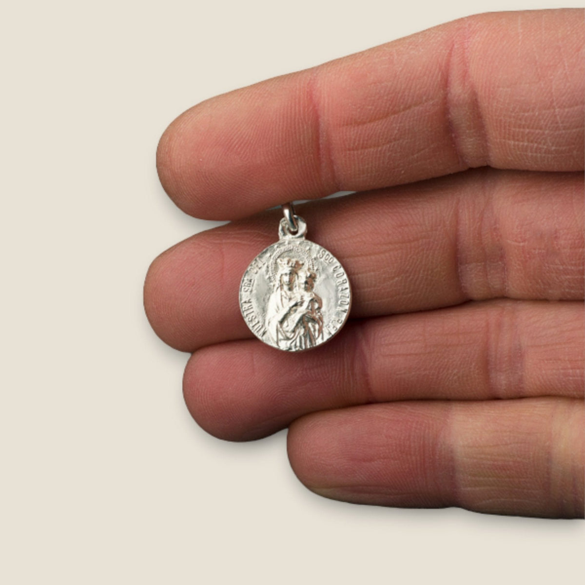 Medalla Escapulario de Nuestra Señora del Sagrado Corazón en plata - sobre una mano