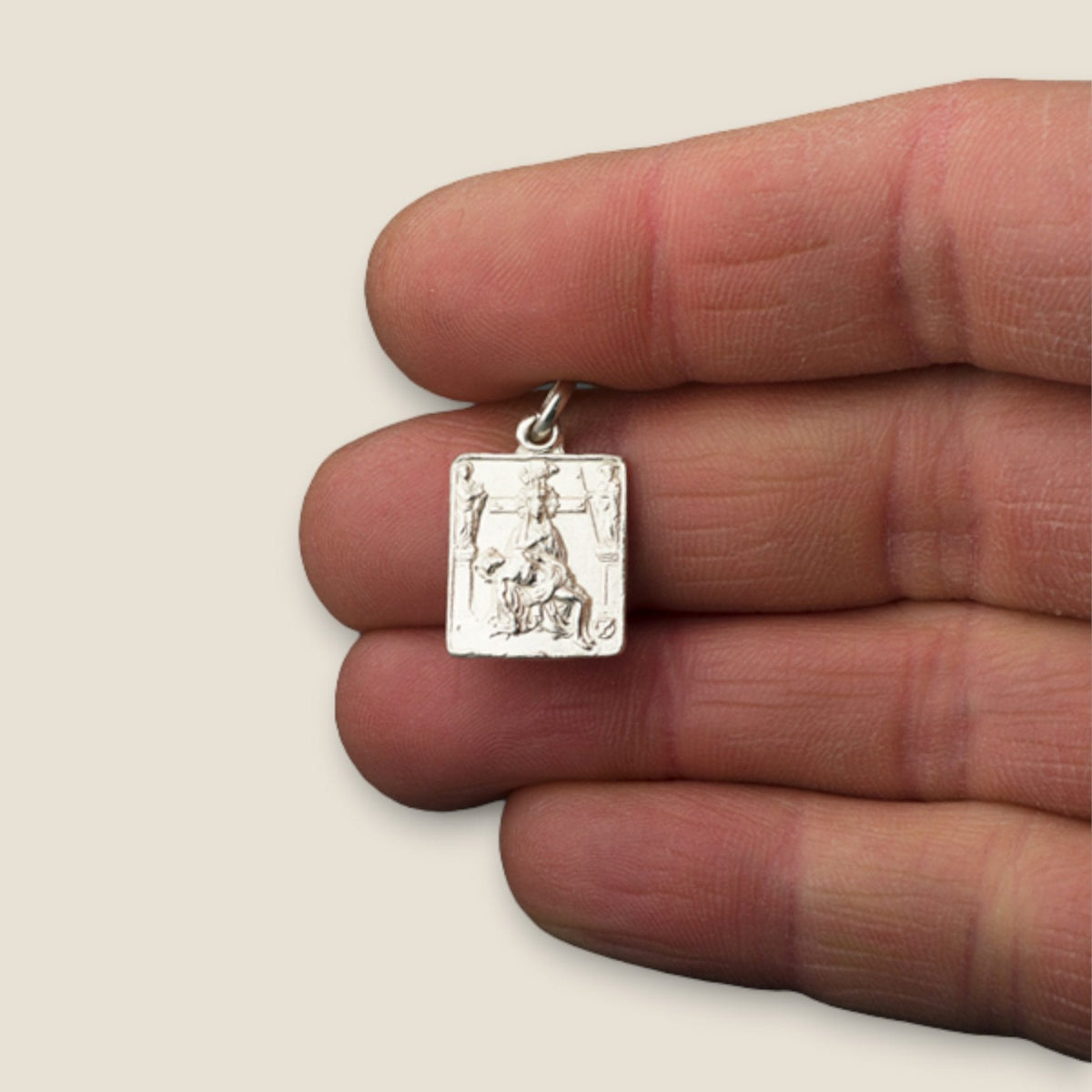 Medalla de la Piedad en plata - sobre una mano