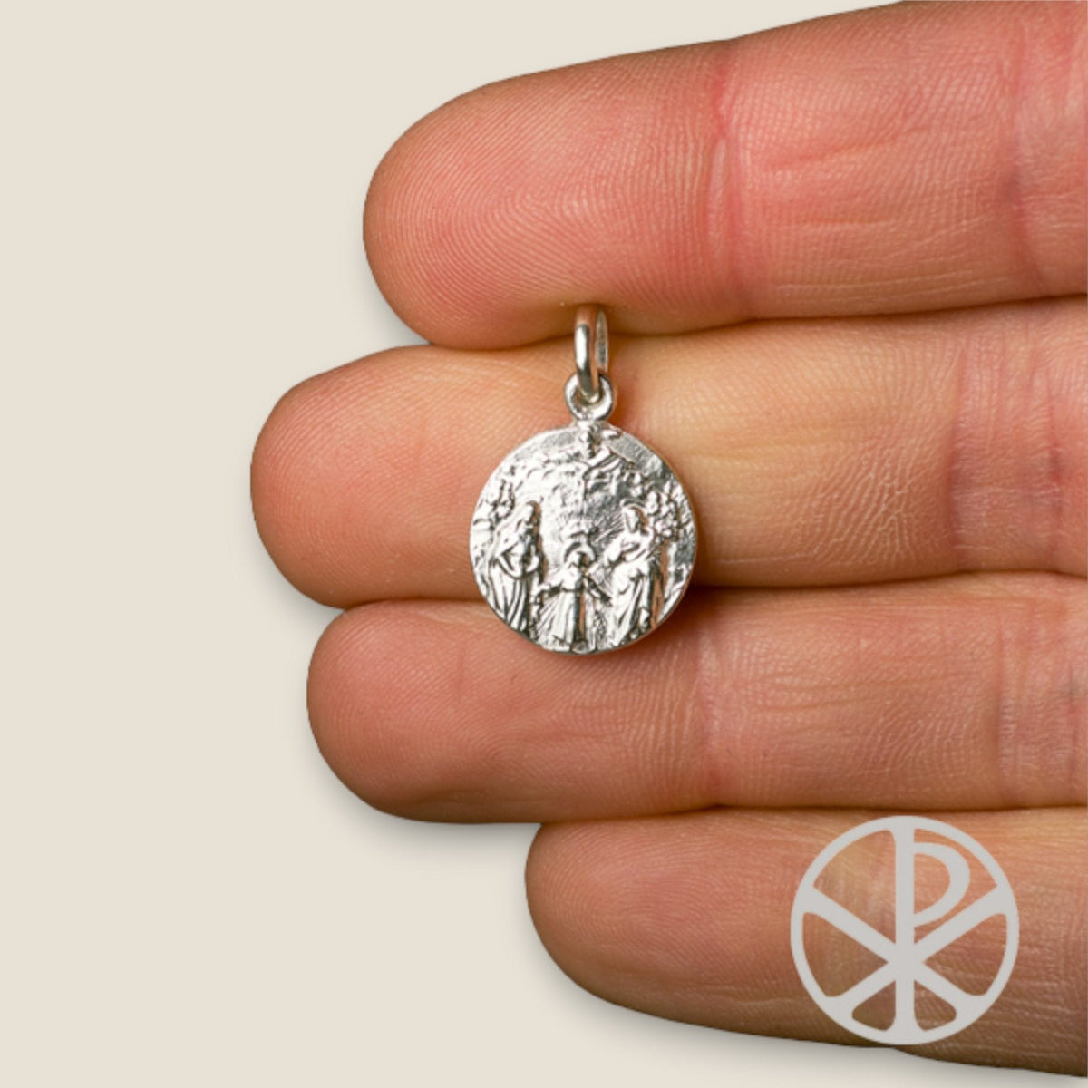 Medalla de la Sagrada Familia en plata - 14mm sobre una mano