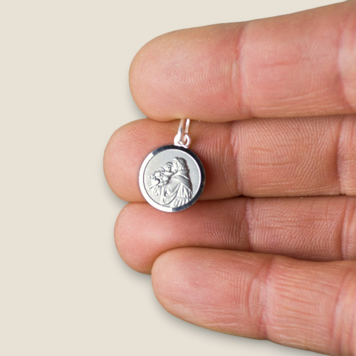 Medalla de San Antonio de Padua en plata - sobre una mano