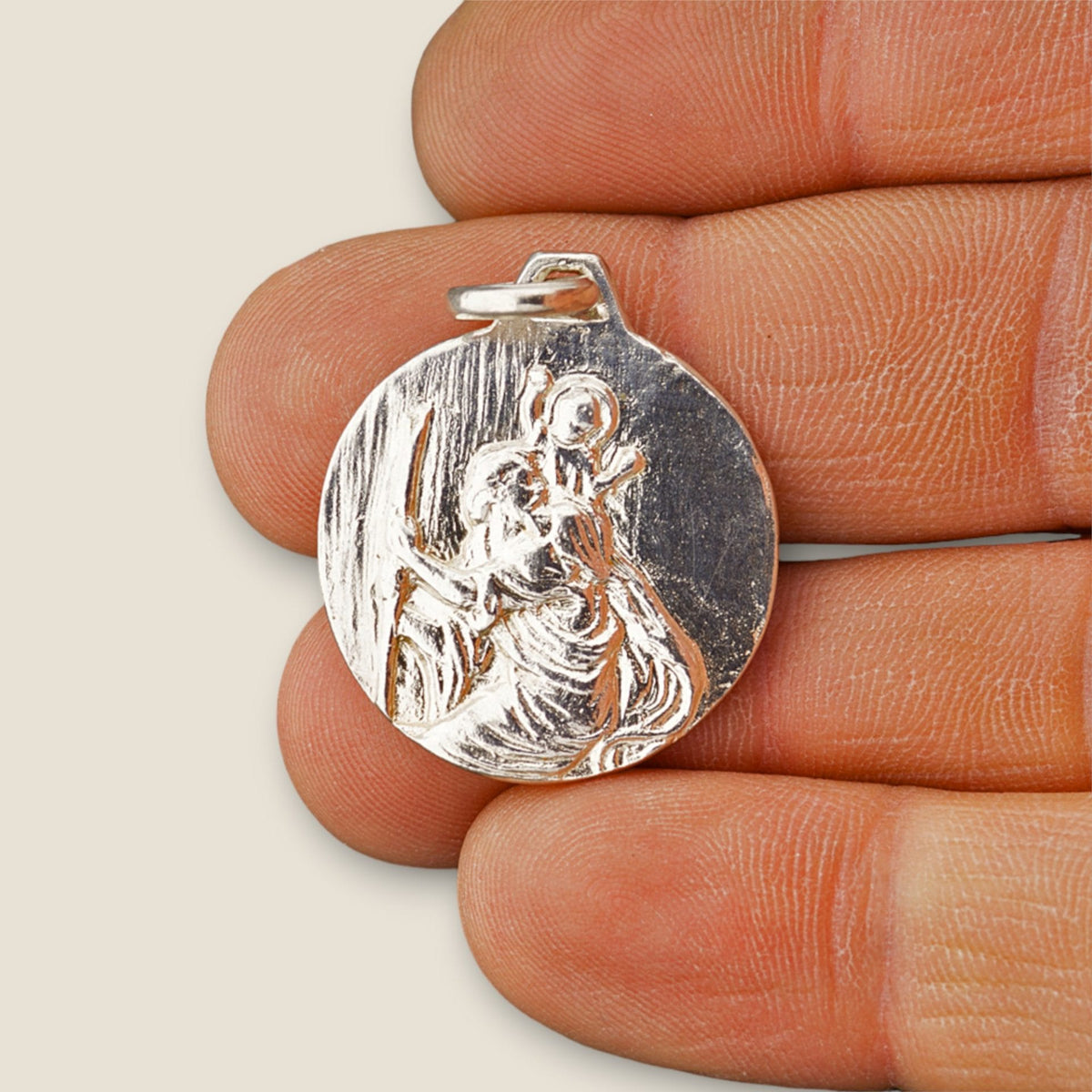 Medalla de San Cristóbal en plata - sobre una mano