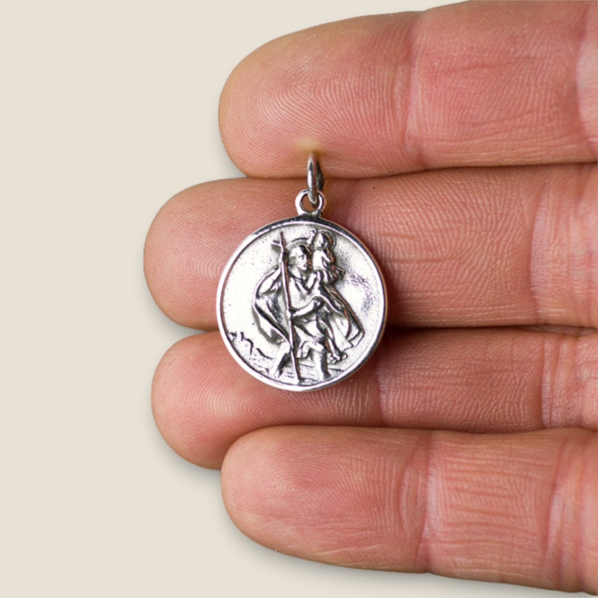 Medalla de San Cristóbal en plata - 18mm sobre una mano