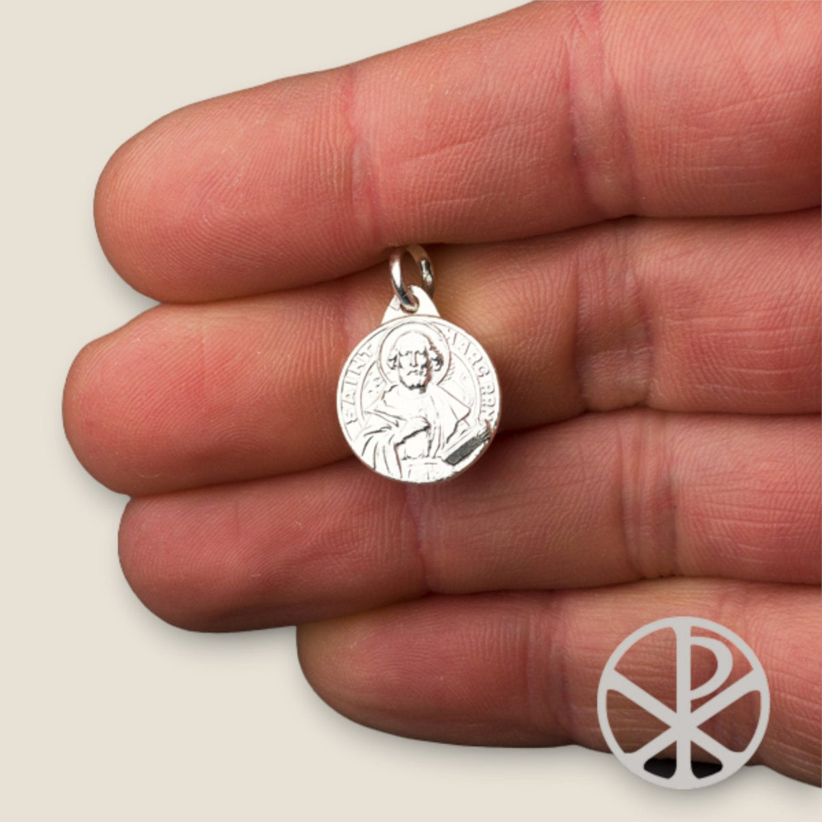 Medalla de San Marcos Evangelista en plata - sobre una mano