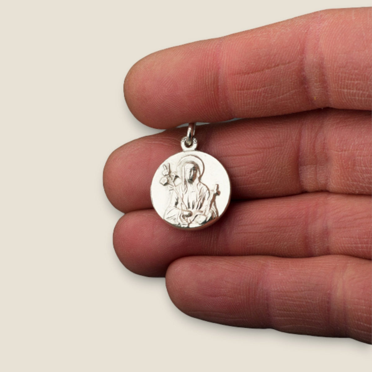 Medalla de Santa Catalina de Siena en plata - sobre una mano