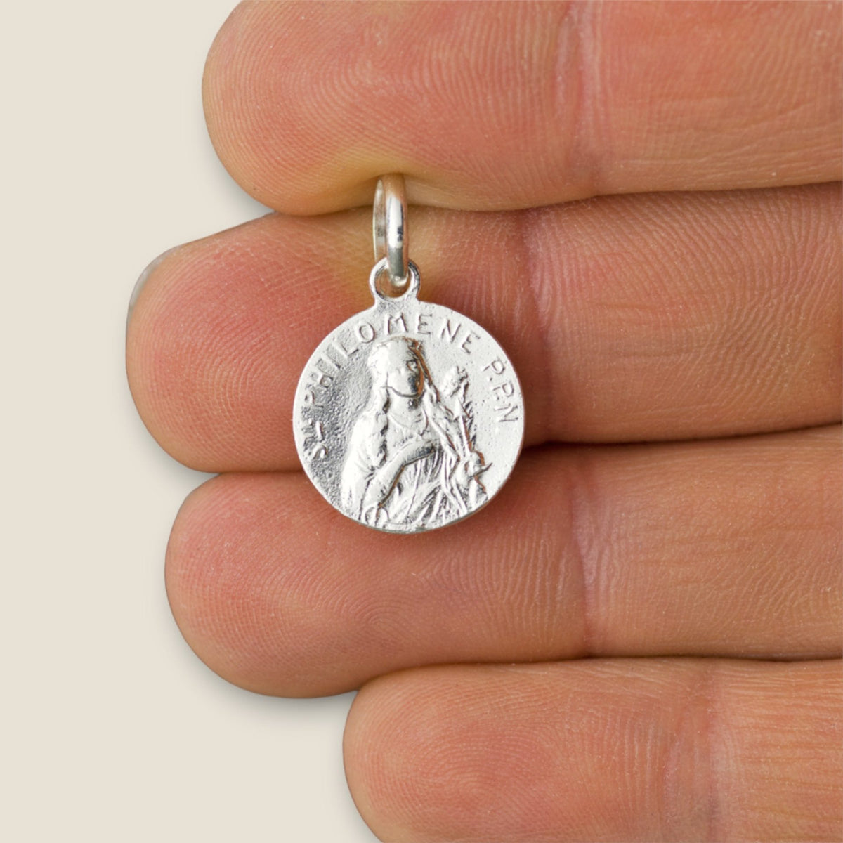 Medalla de Santa Filomena y Santo Cura de Ars en plata - sobre una mano
