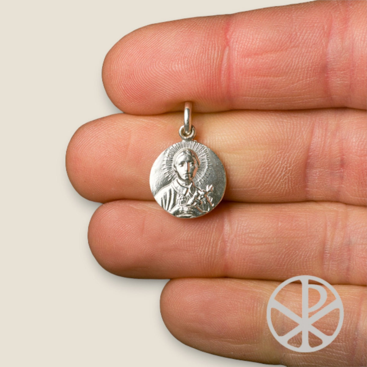Medalla de Santa Gema Galgani en plata - tamaño pequeño sobre una mano