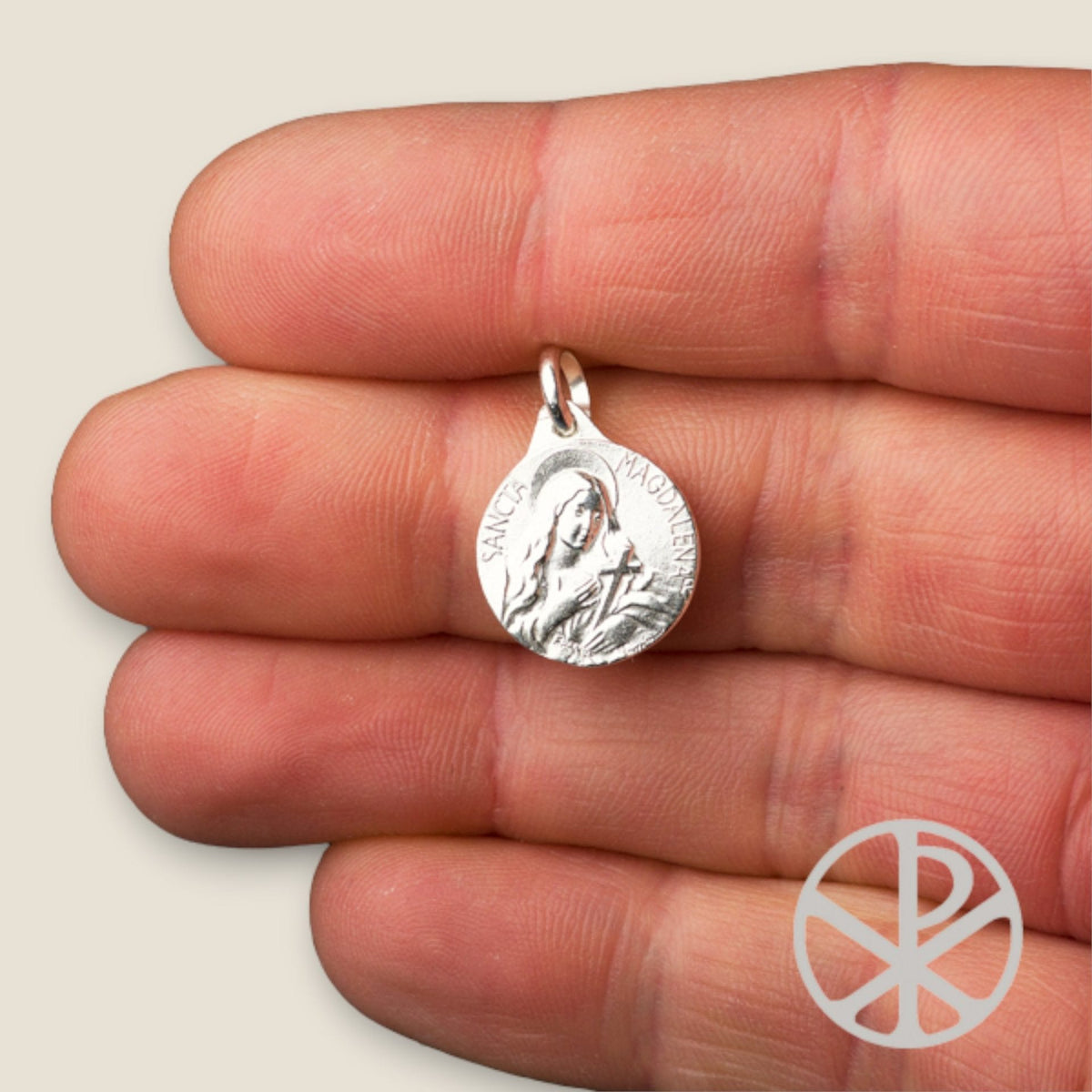 Medalla de Santa Magdalena Sofía Barat en plata - sobre una mano