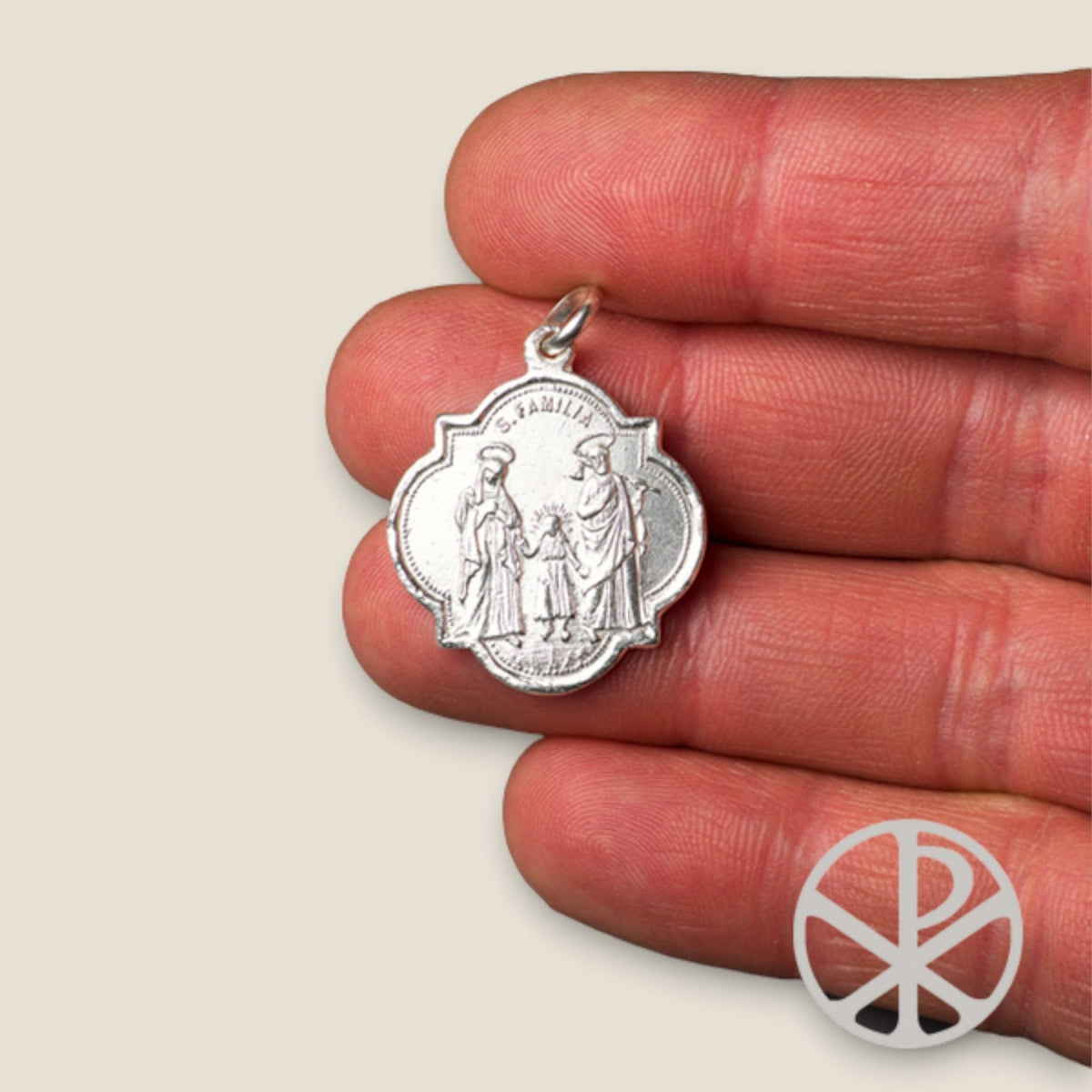 Medalla del Ángel de la Guarda y Sagrada Familia en plata - sobre una mano