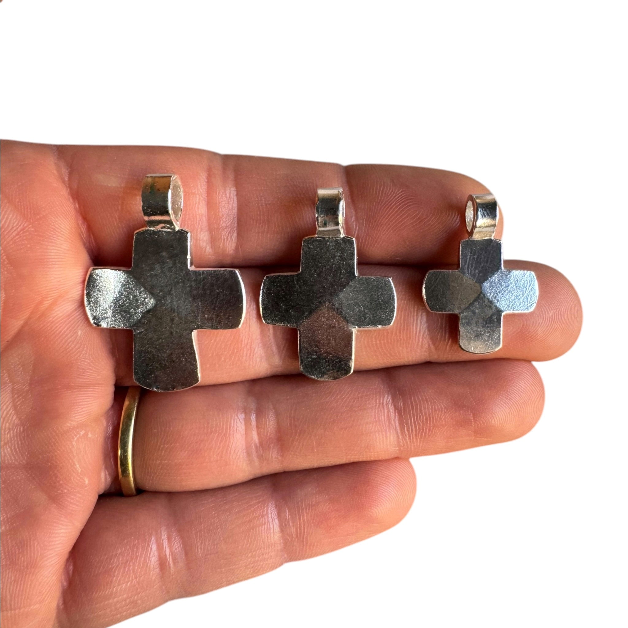 Cruz de plata hecha a mano