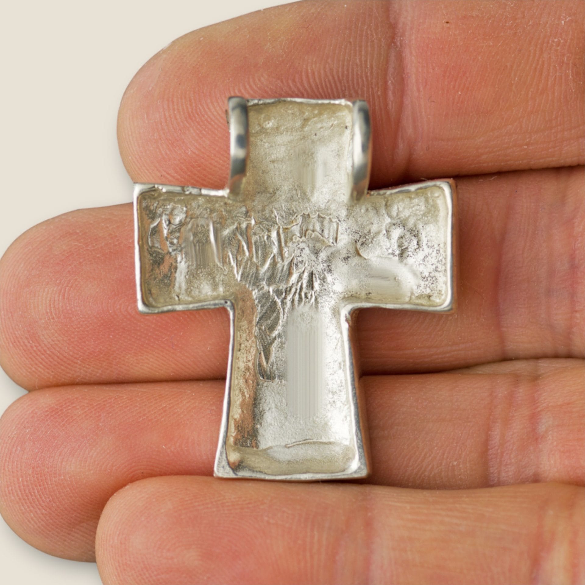 cruz de plata grande mano