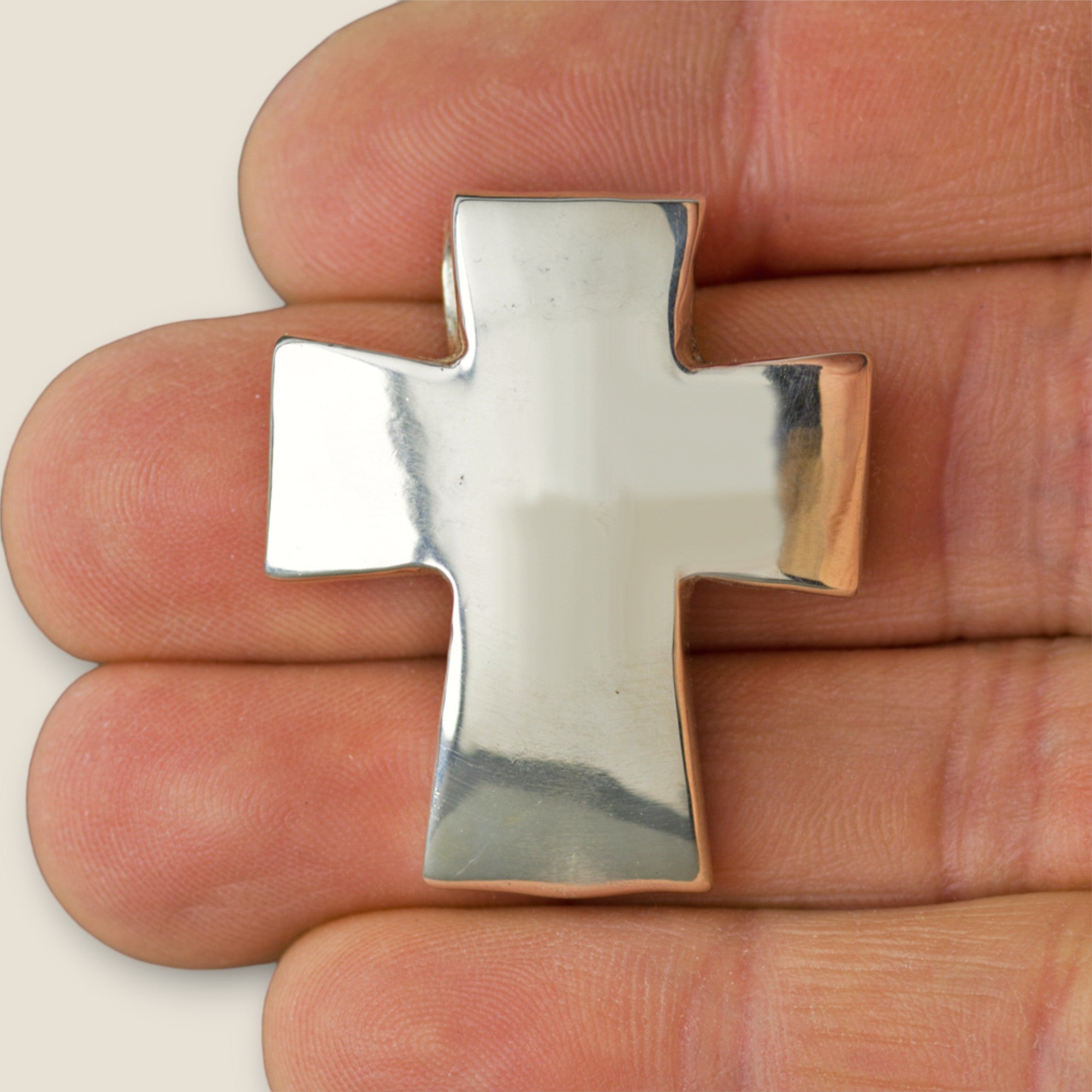 cruz de plata grande mano