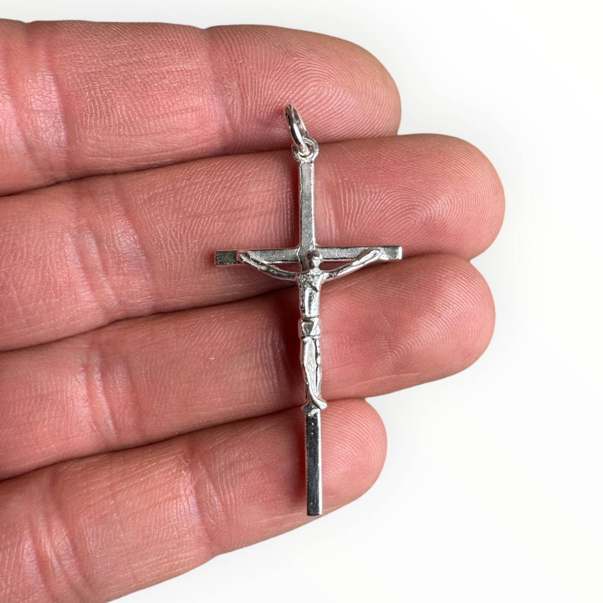 Cruz del colegio san ignacio en plata 950 sobre una mano
