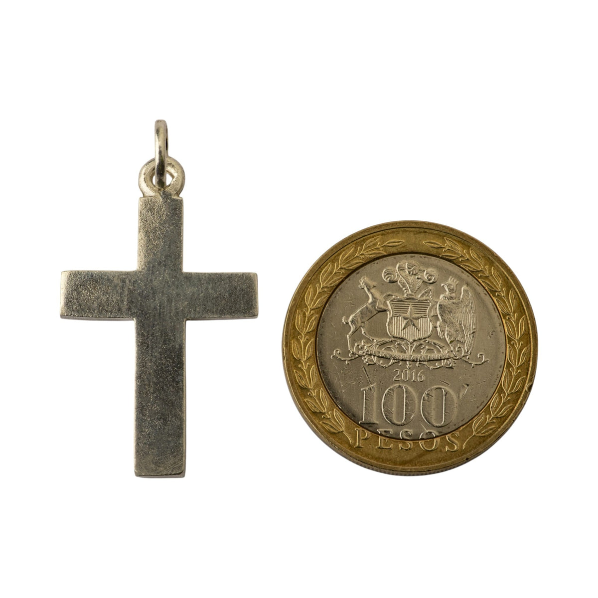 Cruz de plata delgada - referencia de tamaño
