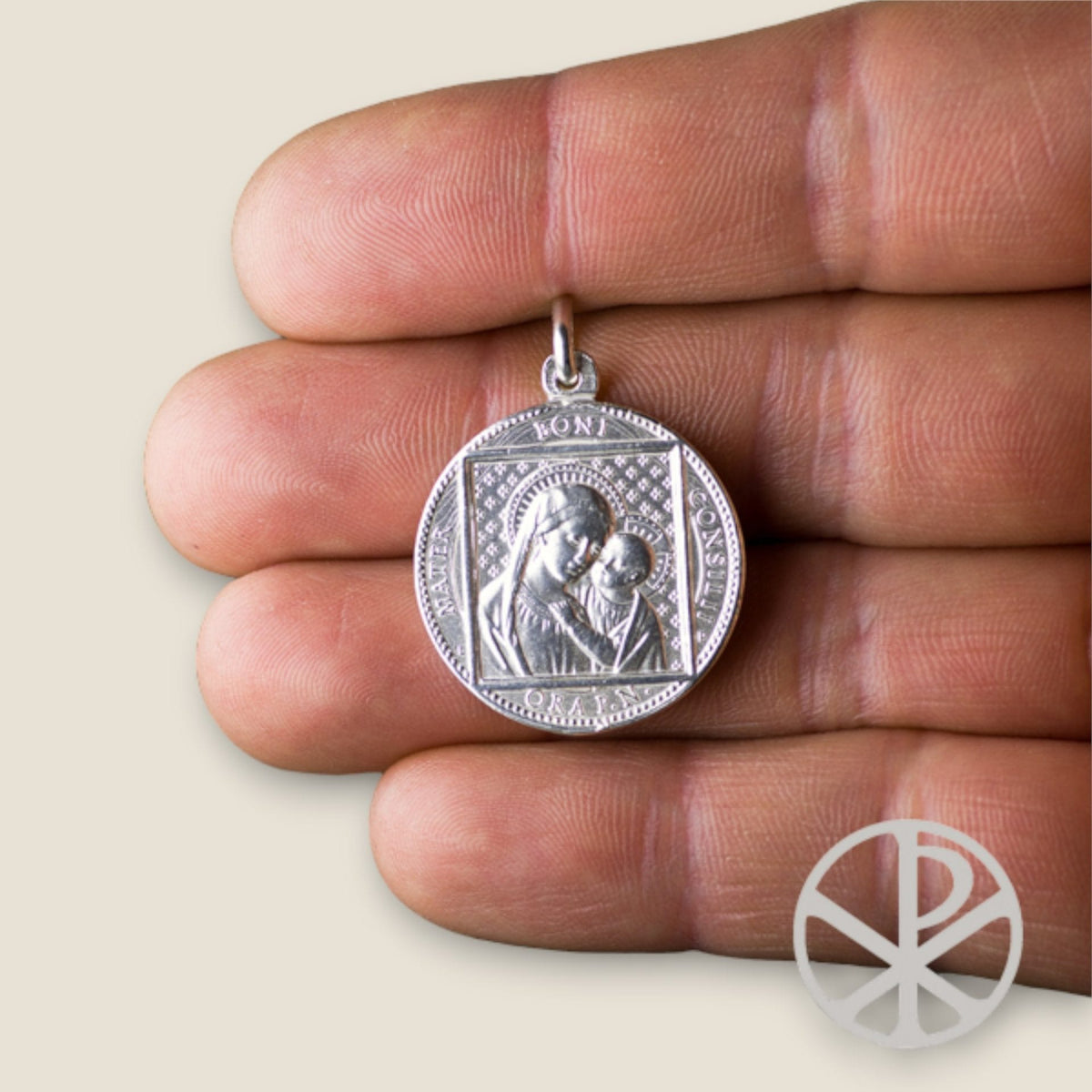 Medalla de la Virgen del Buen Consejo y Sagrado Corazón de Jesús en plata - sobre una mano