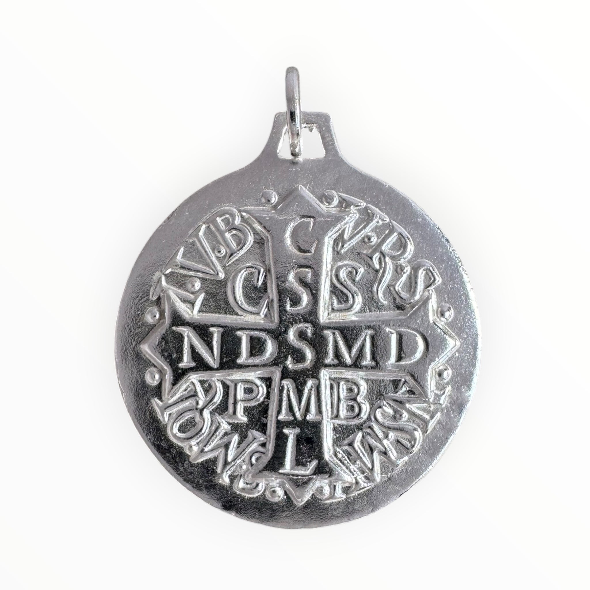 Revés de la medalla de San Benito en Plata estilo art deco 