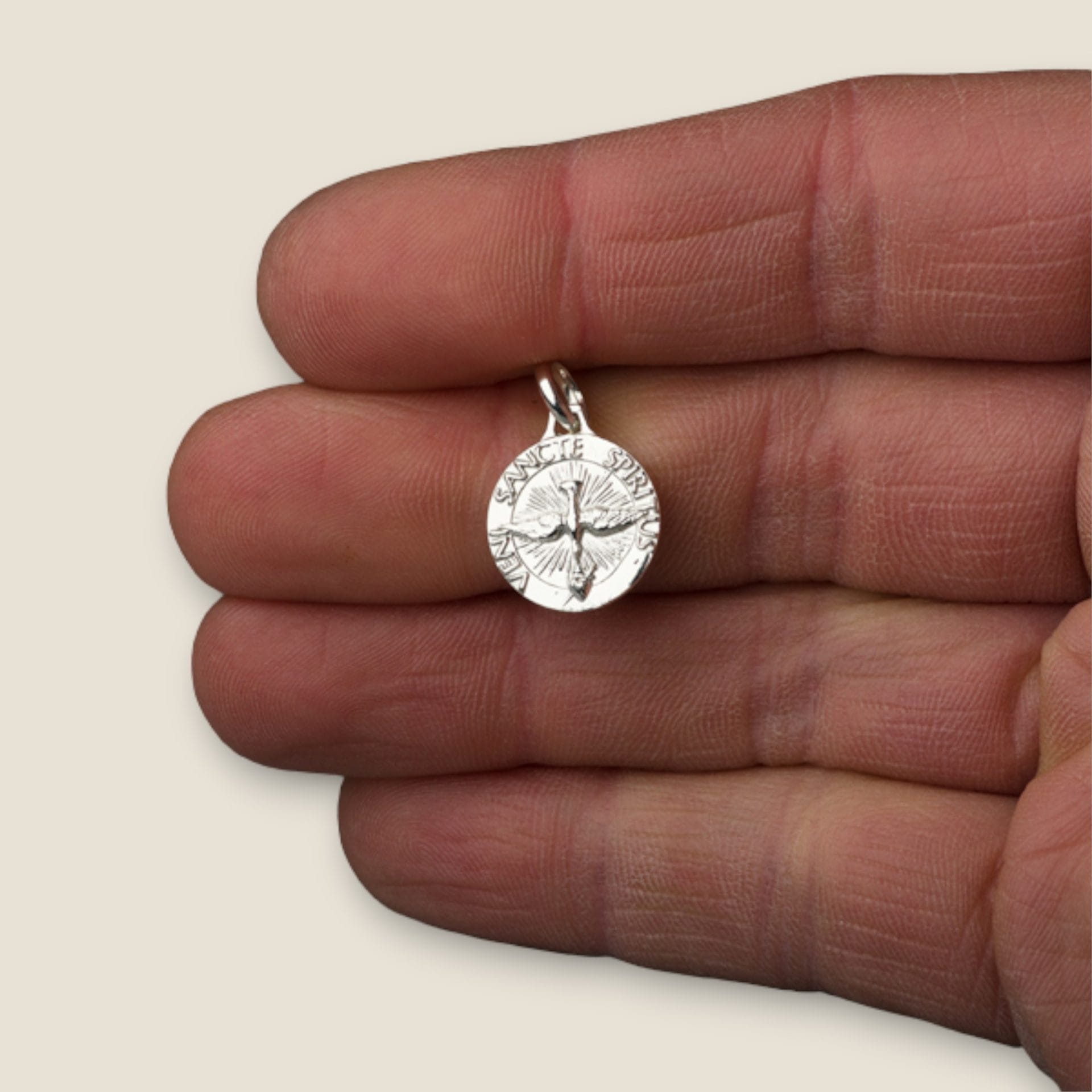 medalla espiritu santo plata con borde en latín 13mm mano
