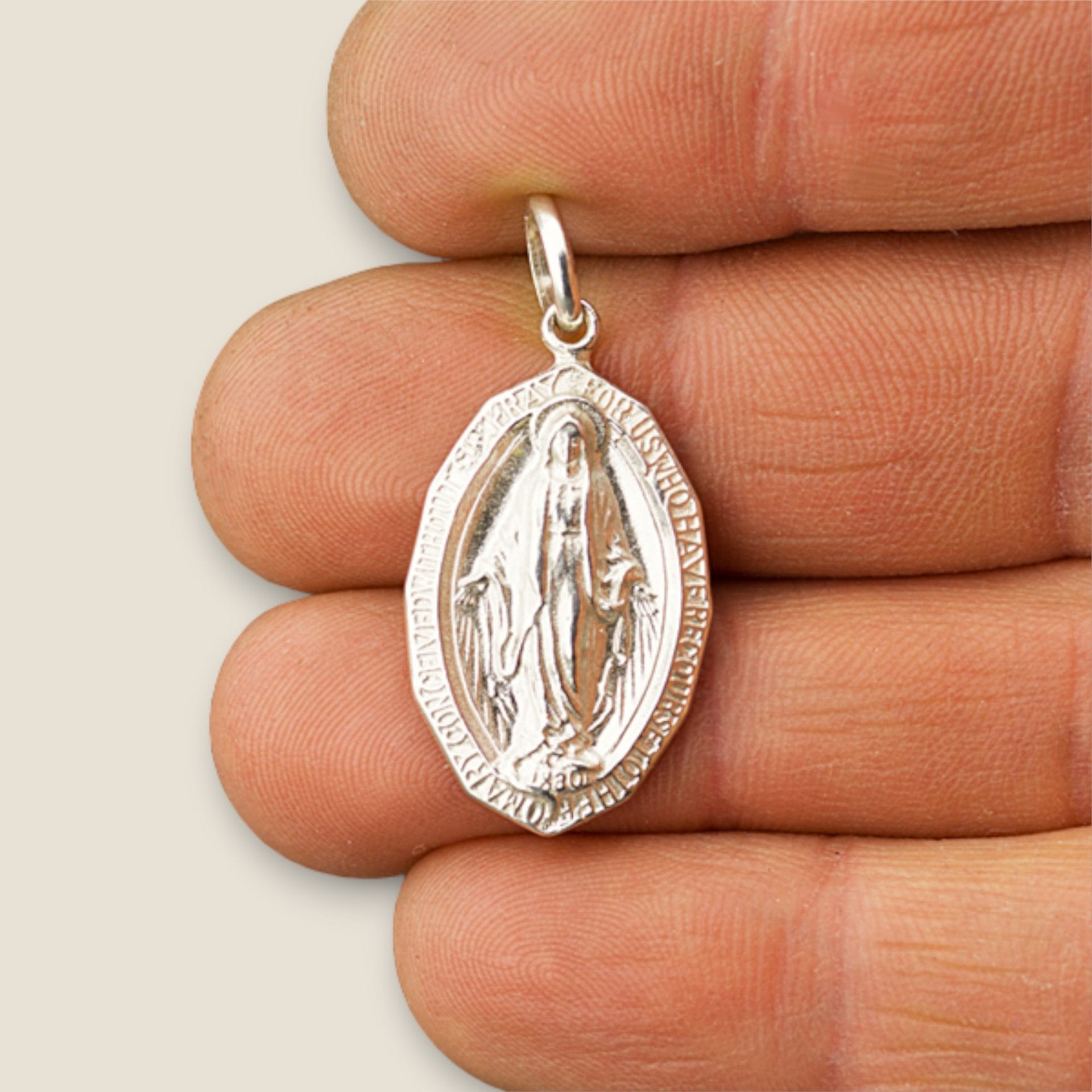 medalla milagrosa plata 27mm x 16mm mano