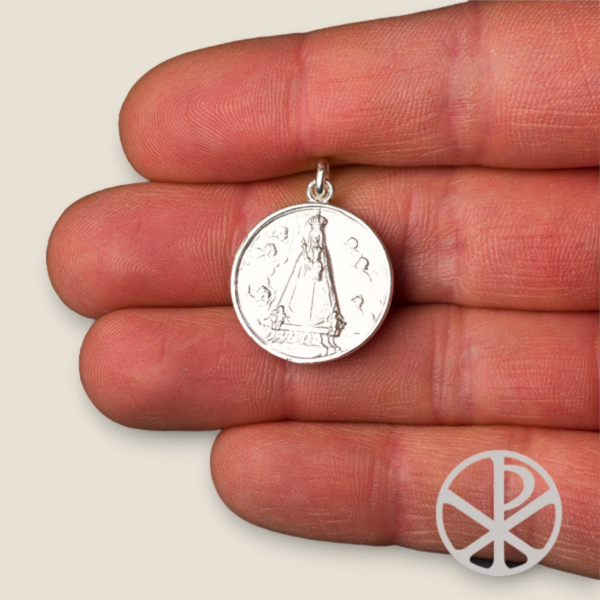Medalla de Nuestra Señora de Begoña en plata 950 - sobre una mano