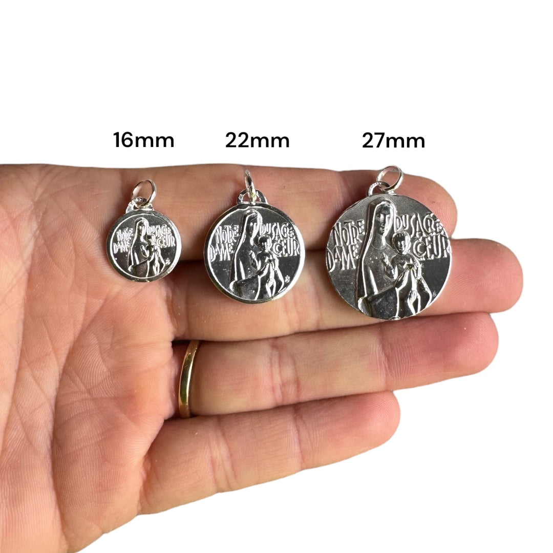Medalla nuestra señora del sagrado corazón plata sobre una mano