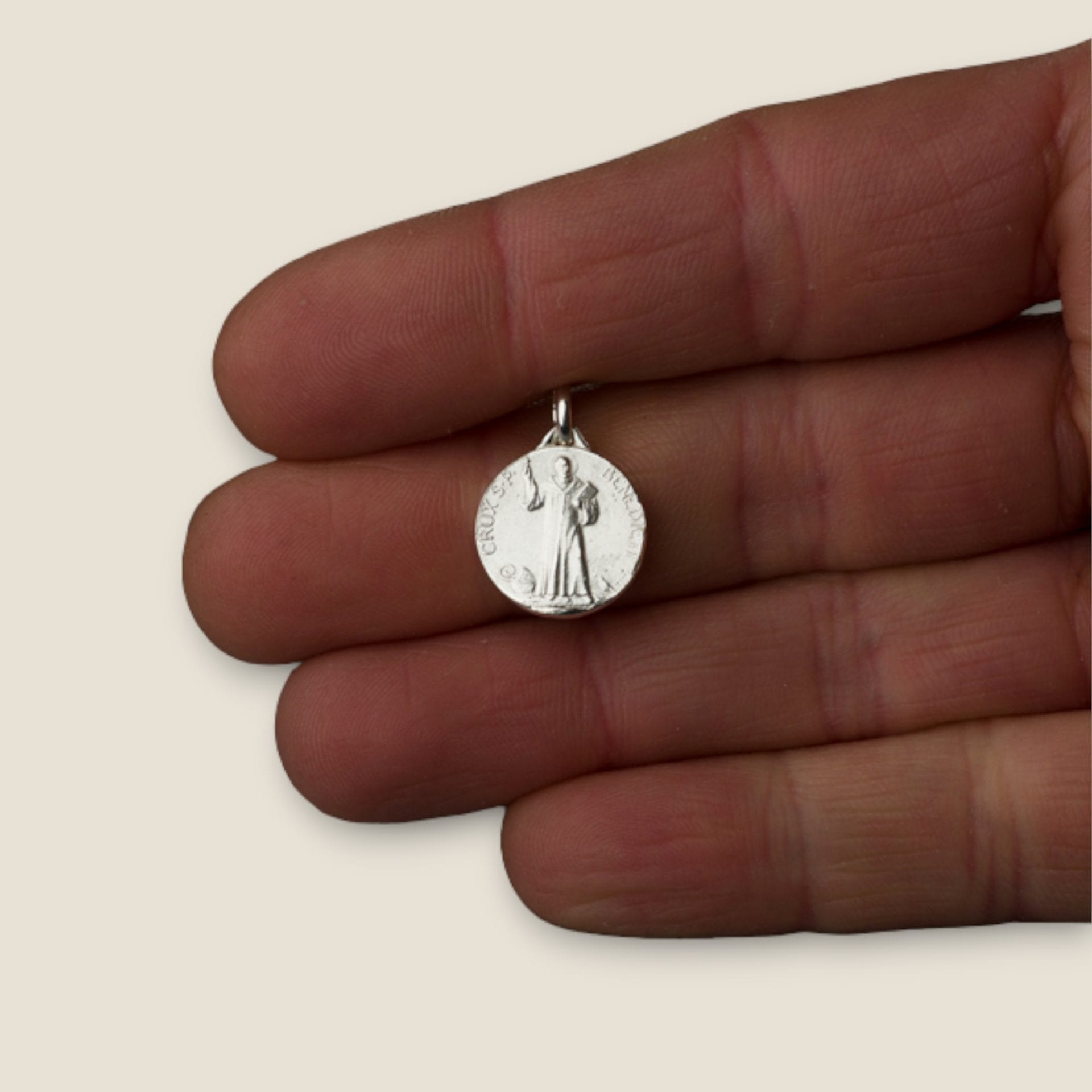 medalla san benito de plata 14mm mano