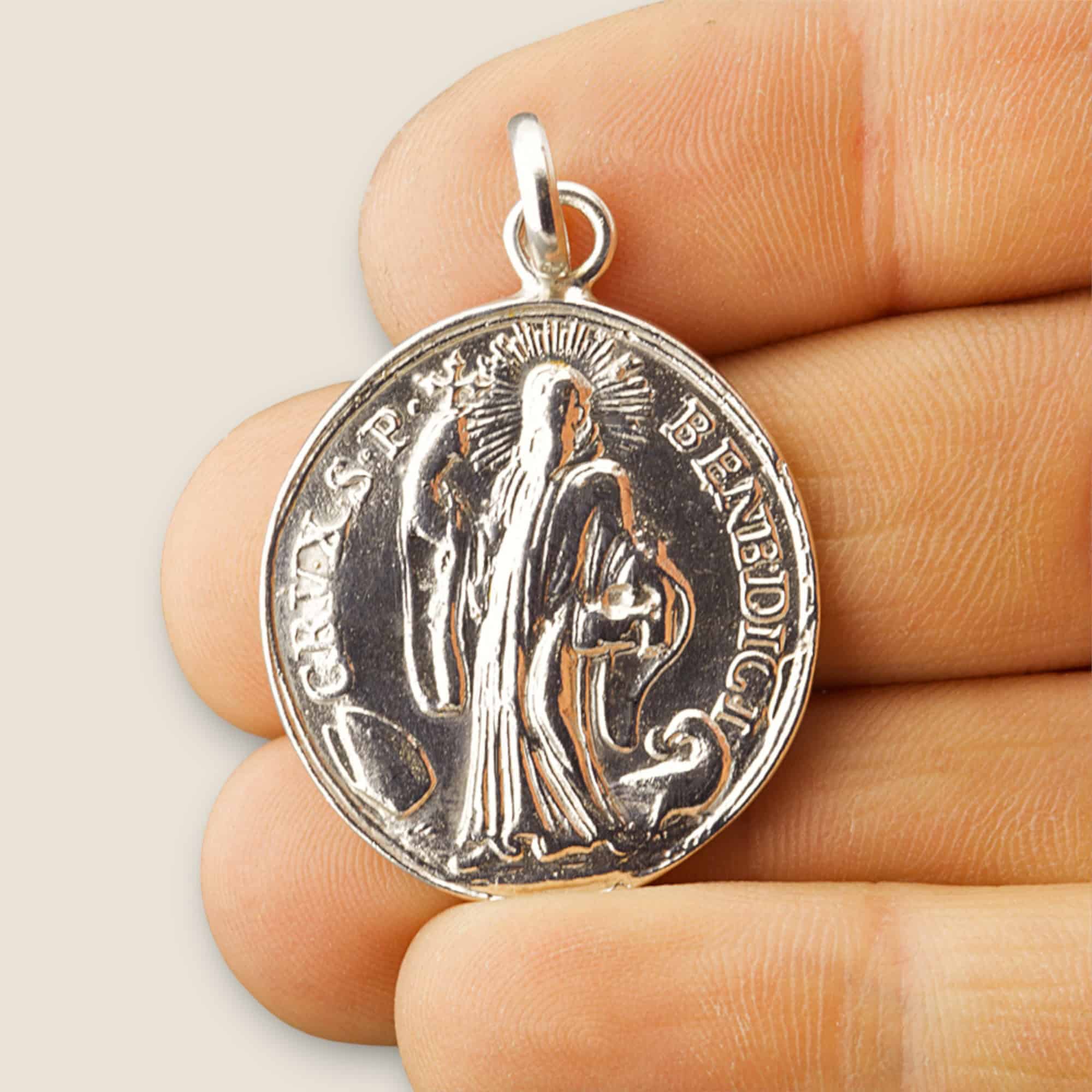 medalla san benito 26mm x 32mm plata mano