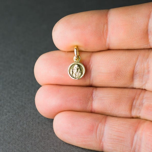 medalla san benito 8mm oro 18k mano