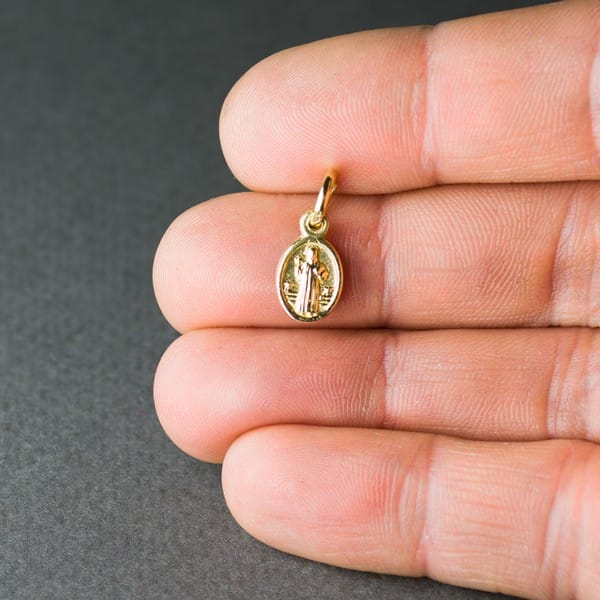 medalla san benito pequena oro 18k 13mm x 8mm mano