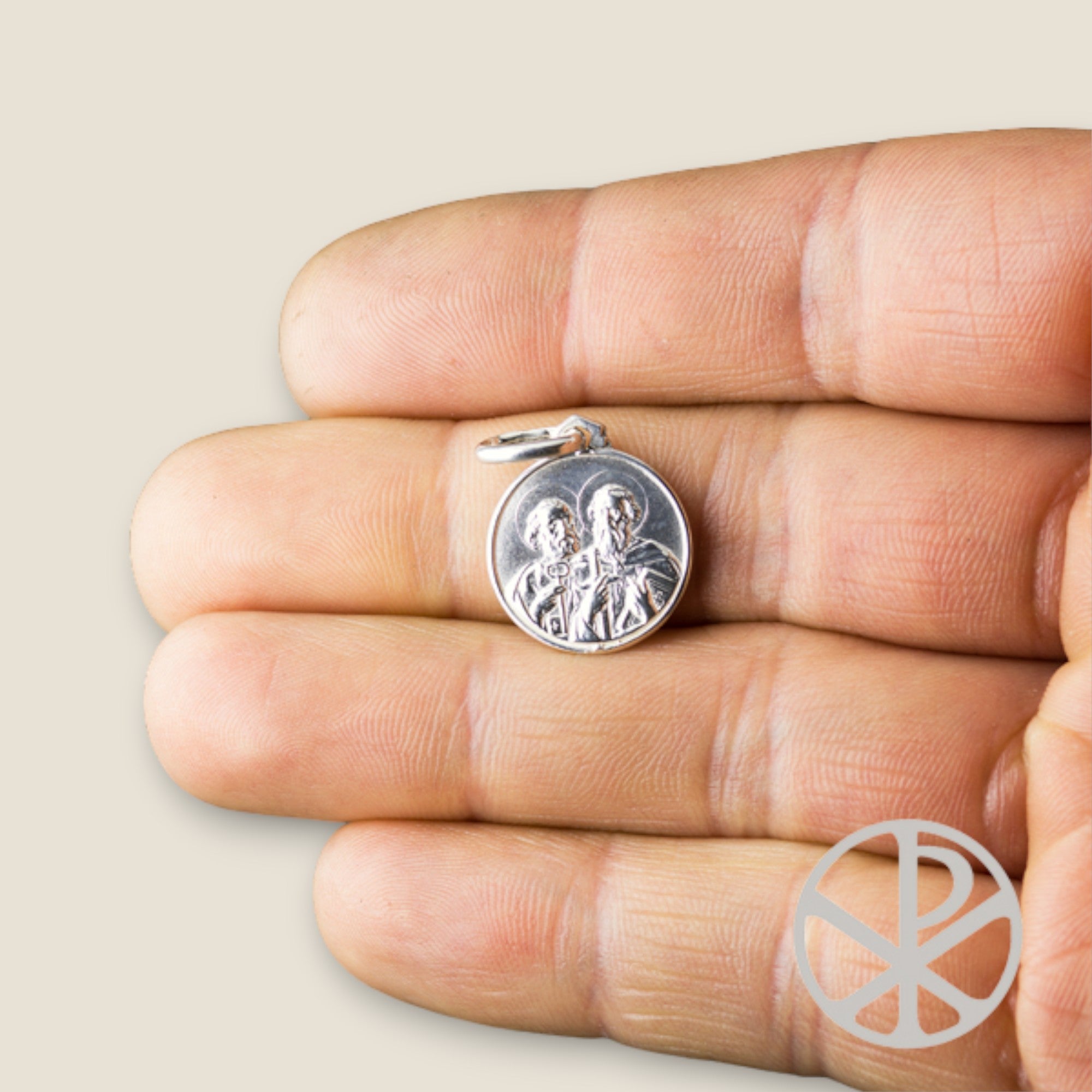 medalla-san-pedro-san-pablo-plata-mano