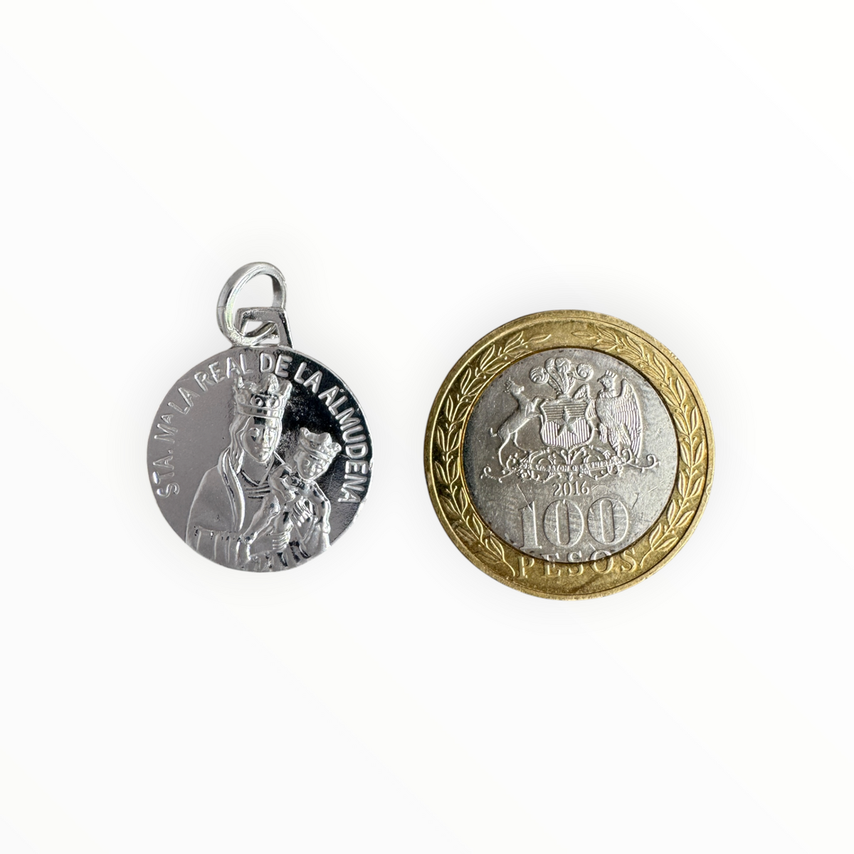 Medalla de la Virgen de Almudena en plata 950 con una moneda