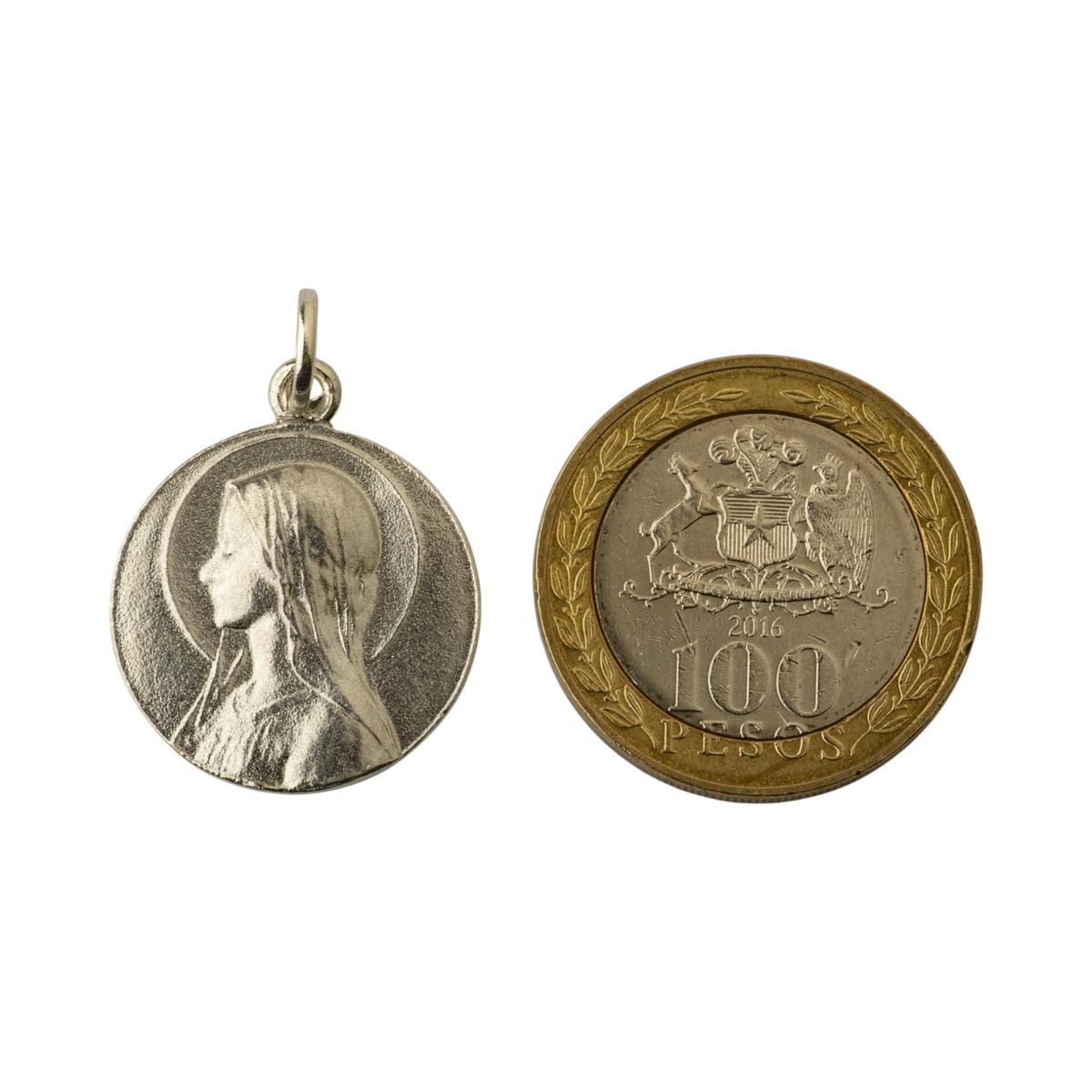 Medalla de la Virgen María con Velo en plata - referencia de tamaño