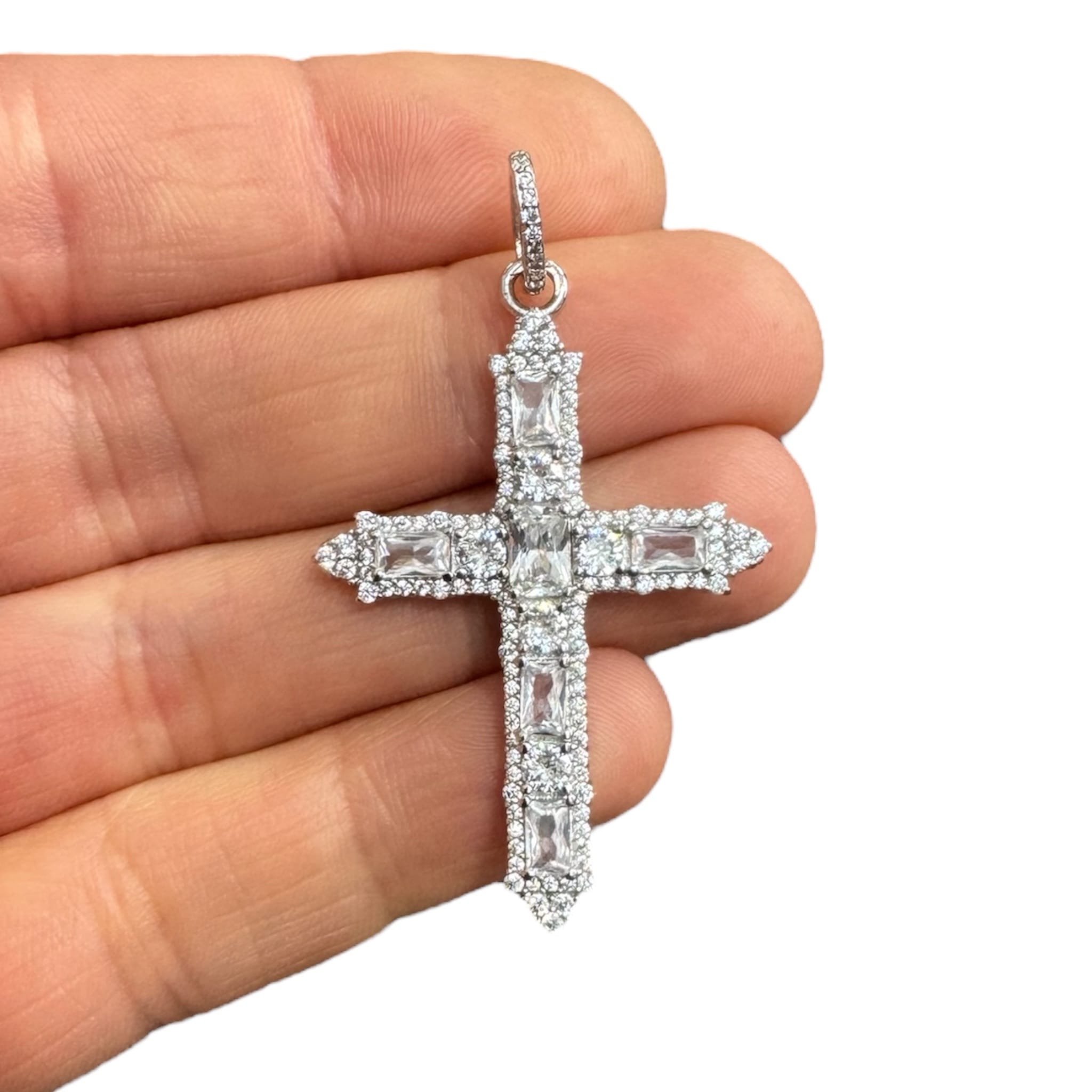 Cruz de plata y circones