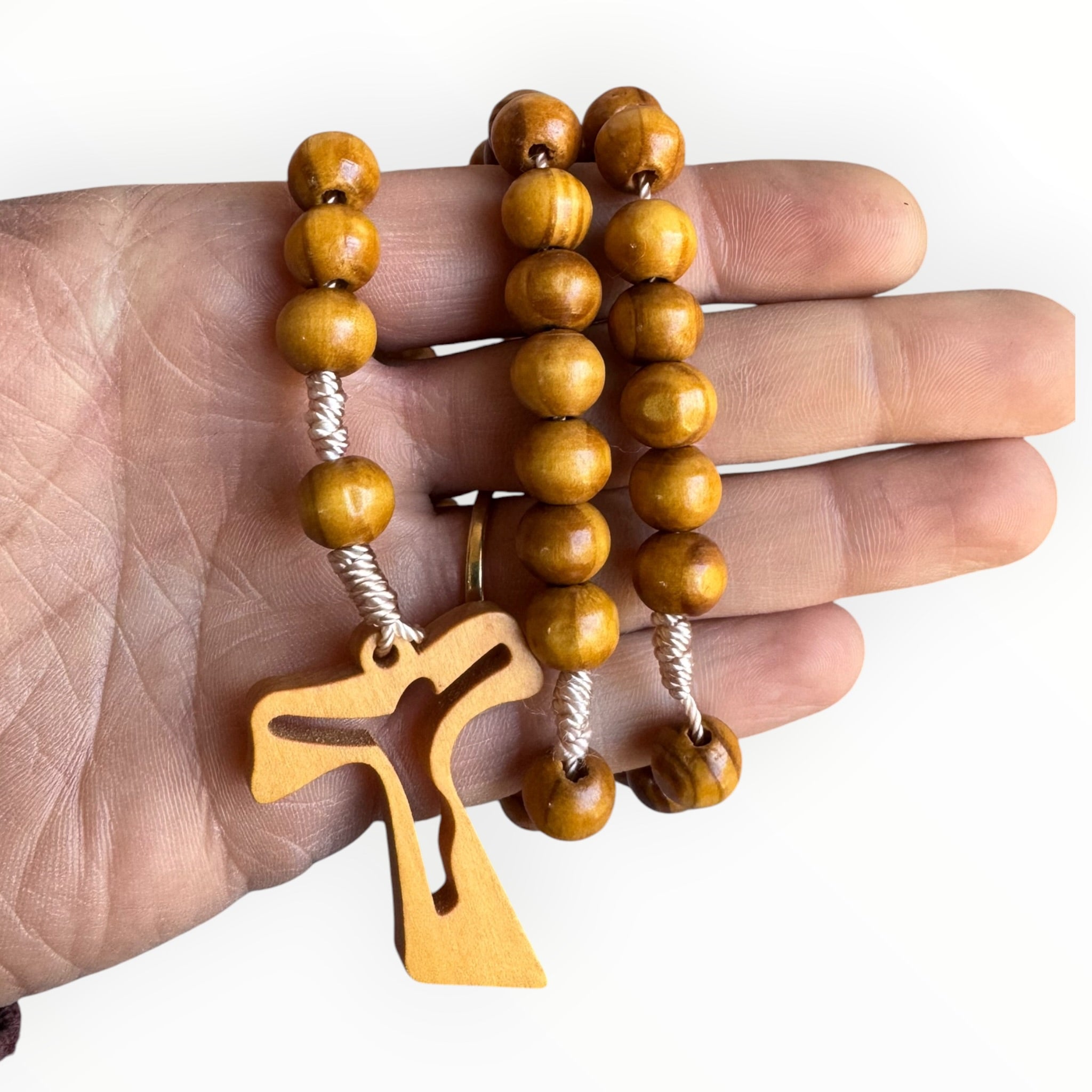 rosario de madera con cruz de tau mano