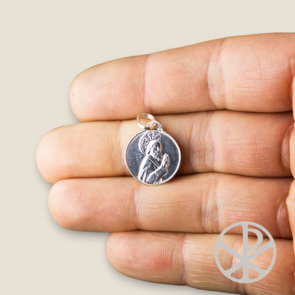 Medalla de San Nicolás de Bari en plata - sobre una mano