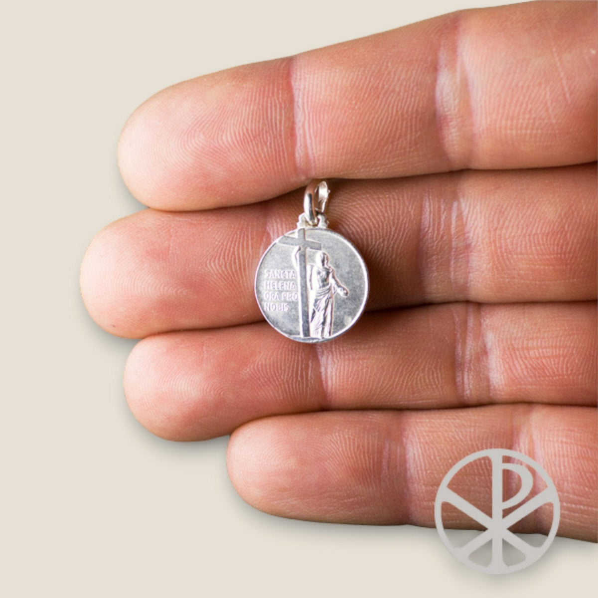 Medalla de Santa Helena en plata - sobre una mano