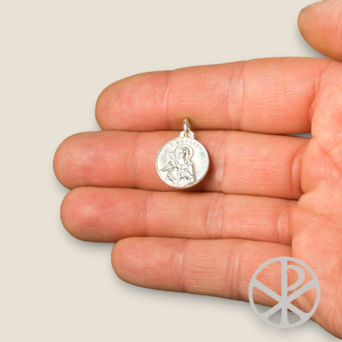 Medalla de Santa Rosalía en plata - sobre una mano